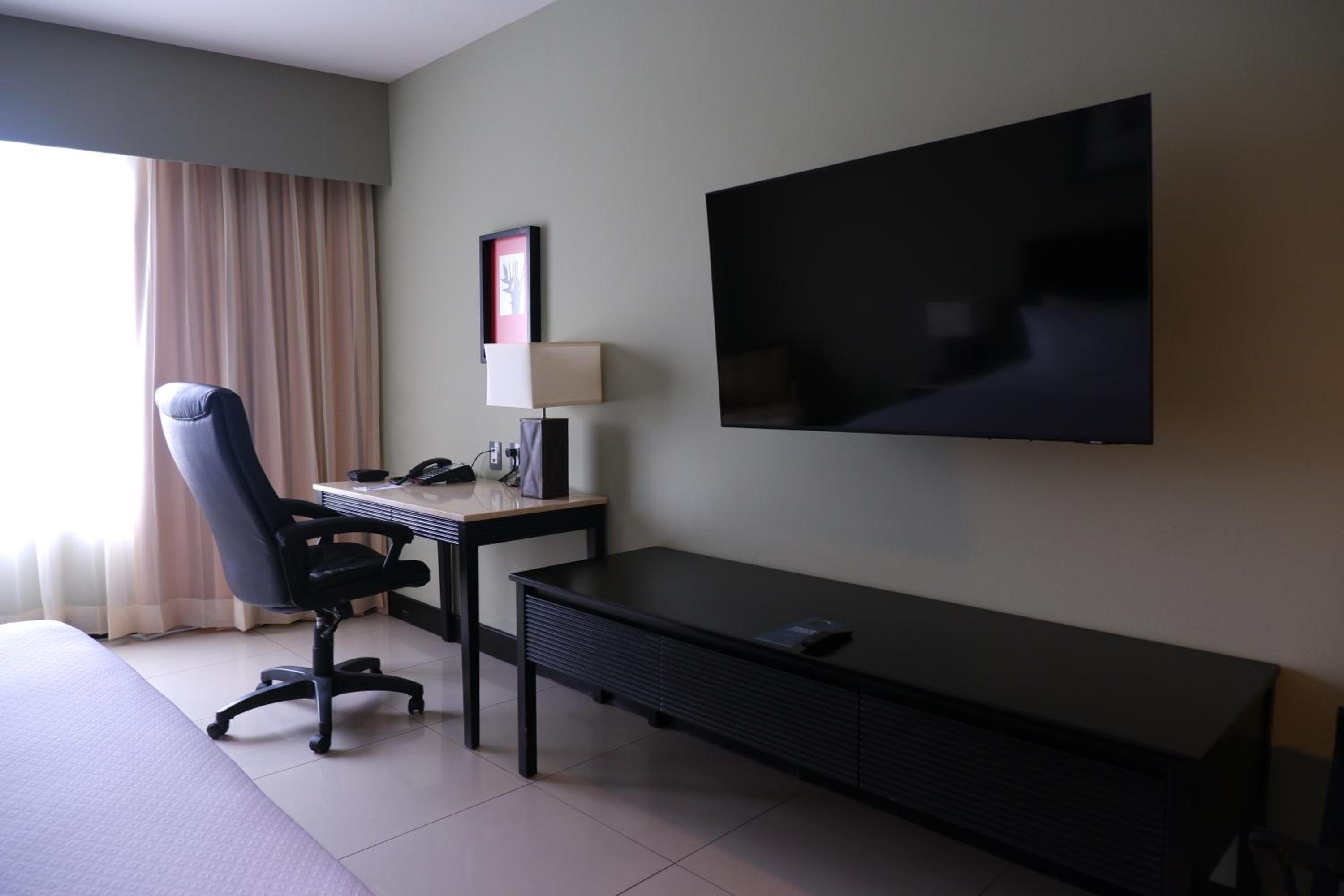Standard King Room with Lounge Access - Photo 5