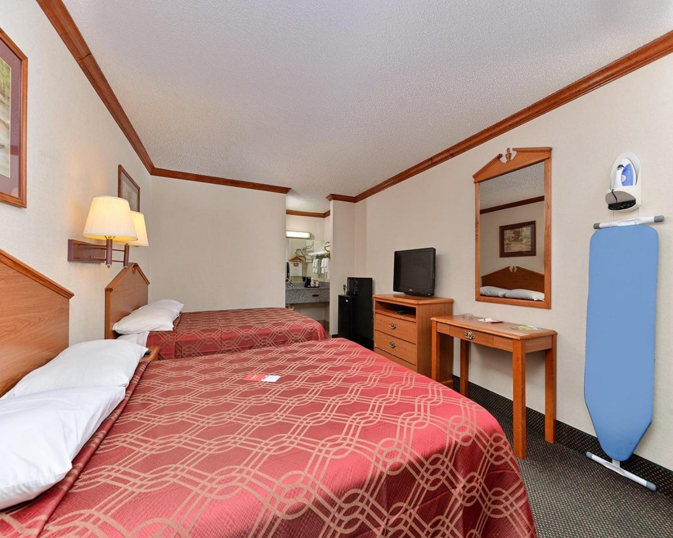 Queen Room with Two Queen Beds - Smoking photo 1