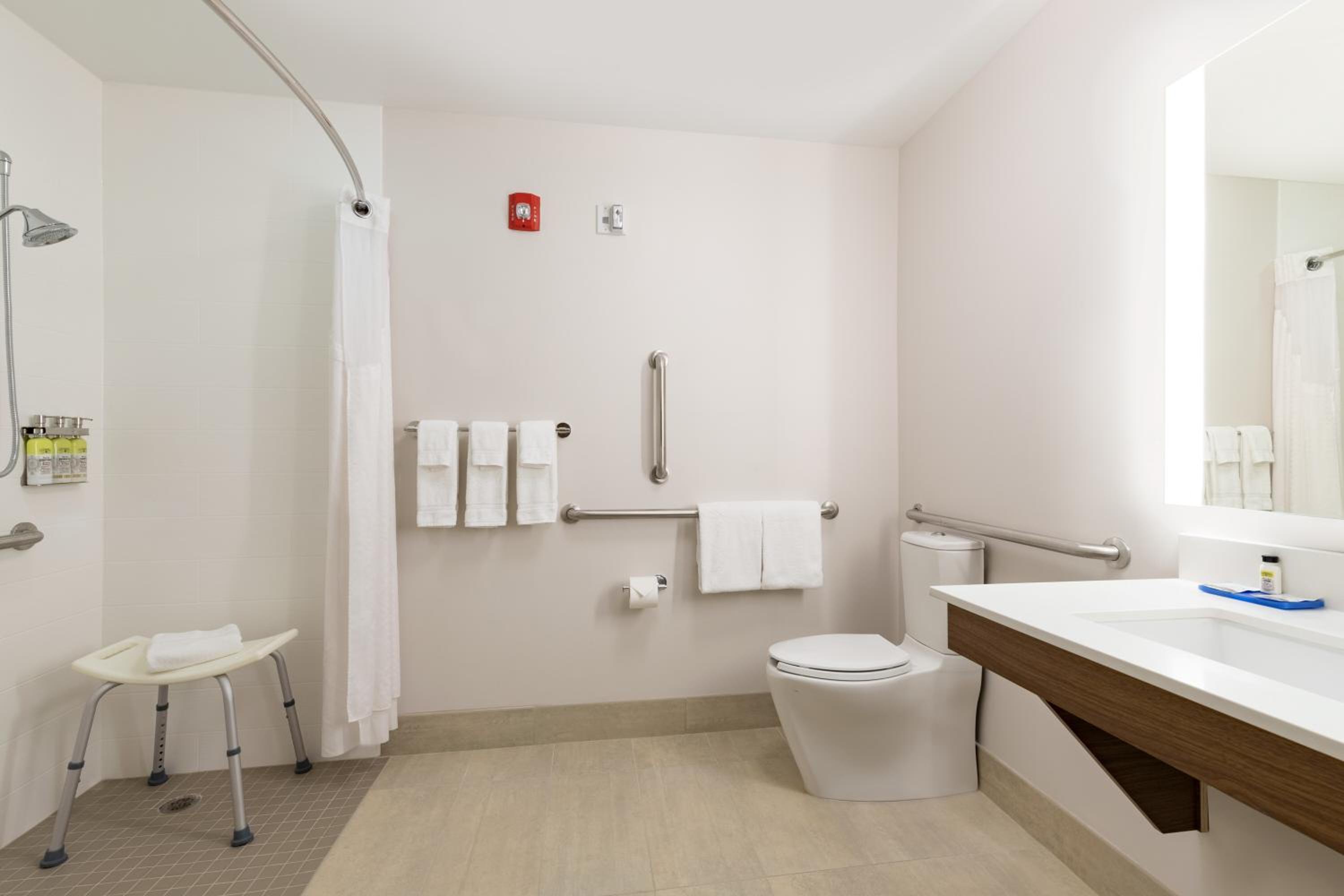 King Room - Mobility Access/Roll in Shower - Non-Smoking