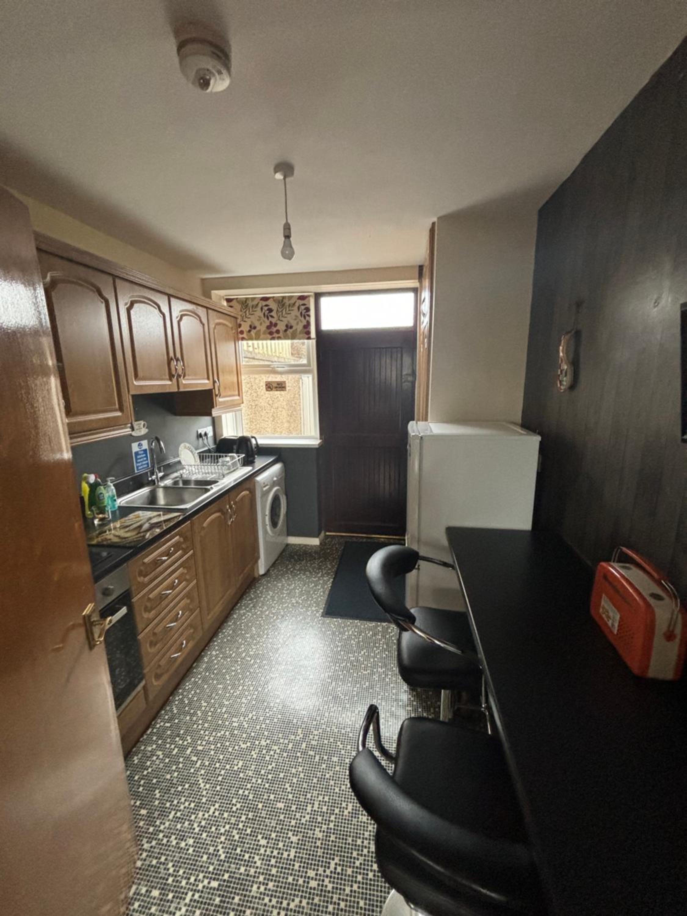 Double Room with Shared Bathroom photo 3