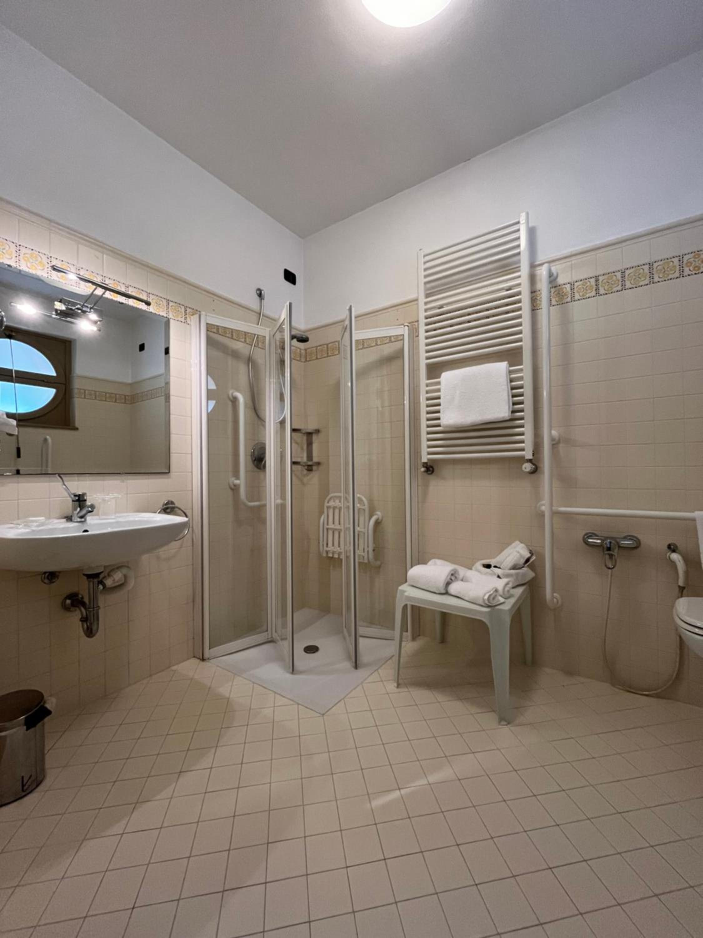 Double or Twin Room - Disability Bathroom photo 2