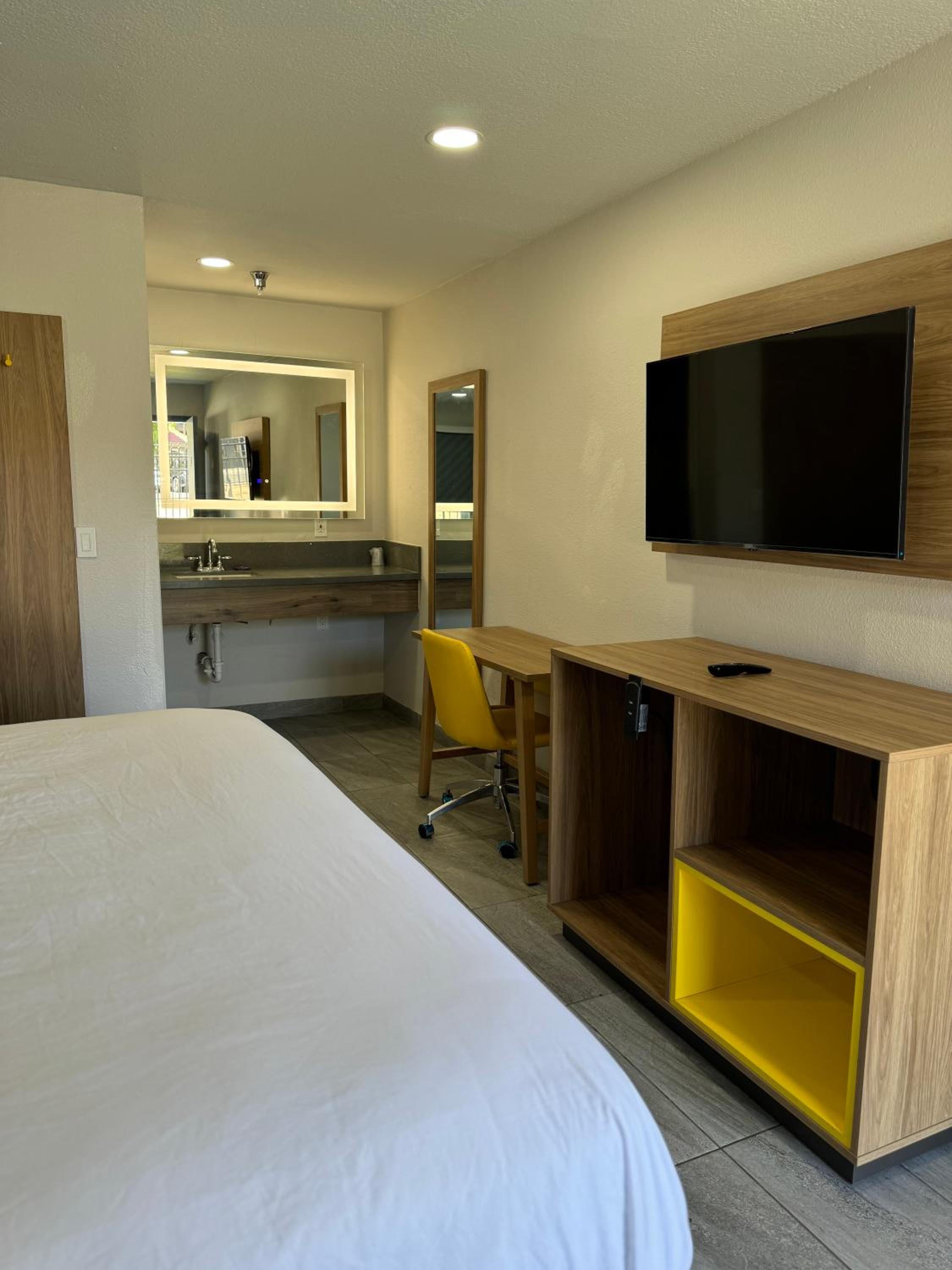 King Room with Mobility/Hearing Access and Roll-In Shower, Non-Smoking - Photo 5