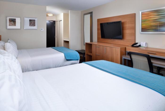 Standard Queen Room with Two Queen Beds photo 2