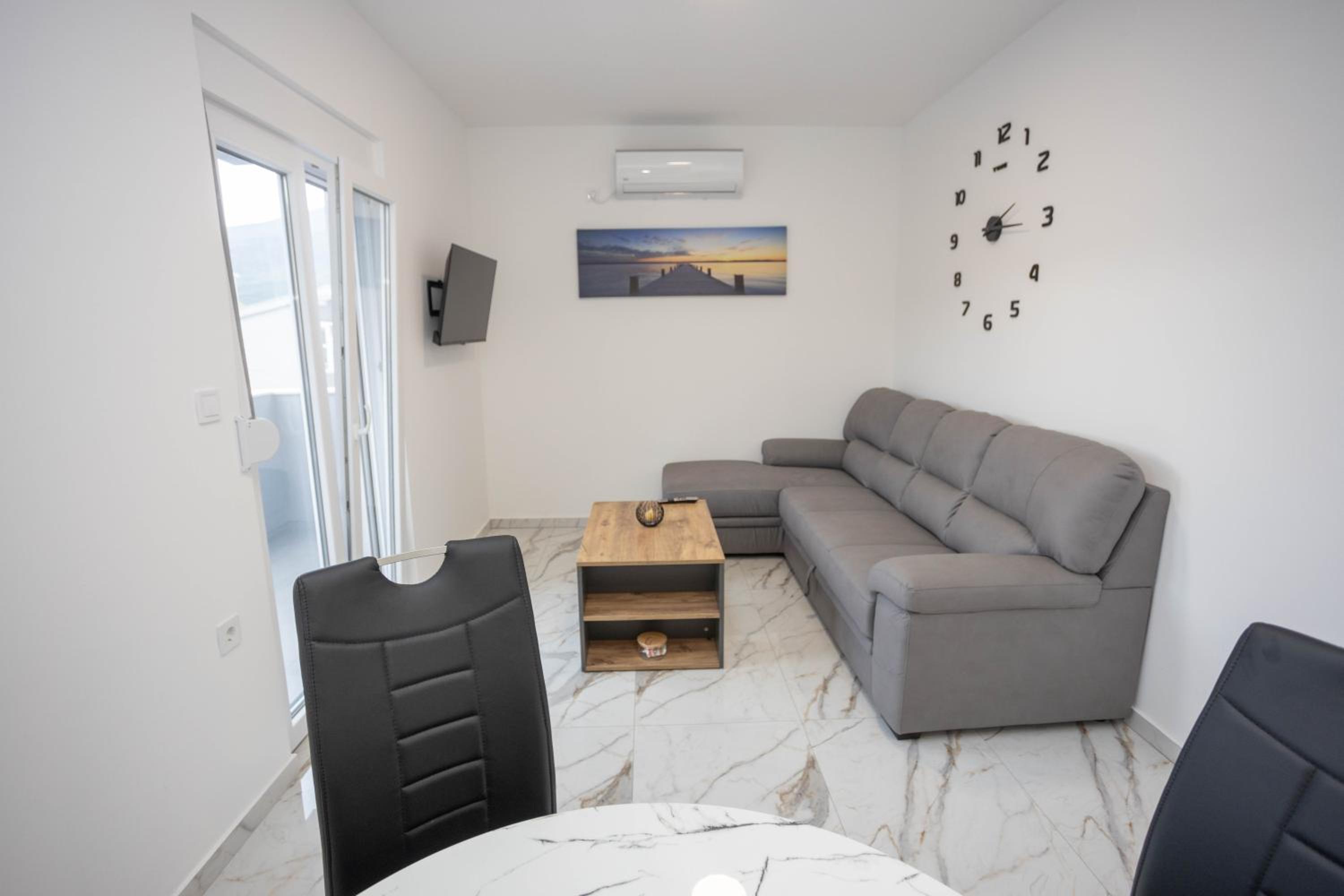 One-Bedroom Apartment photo 1
