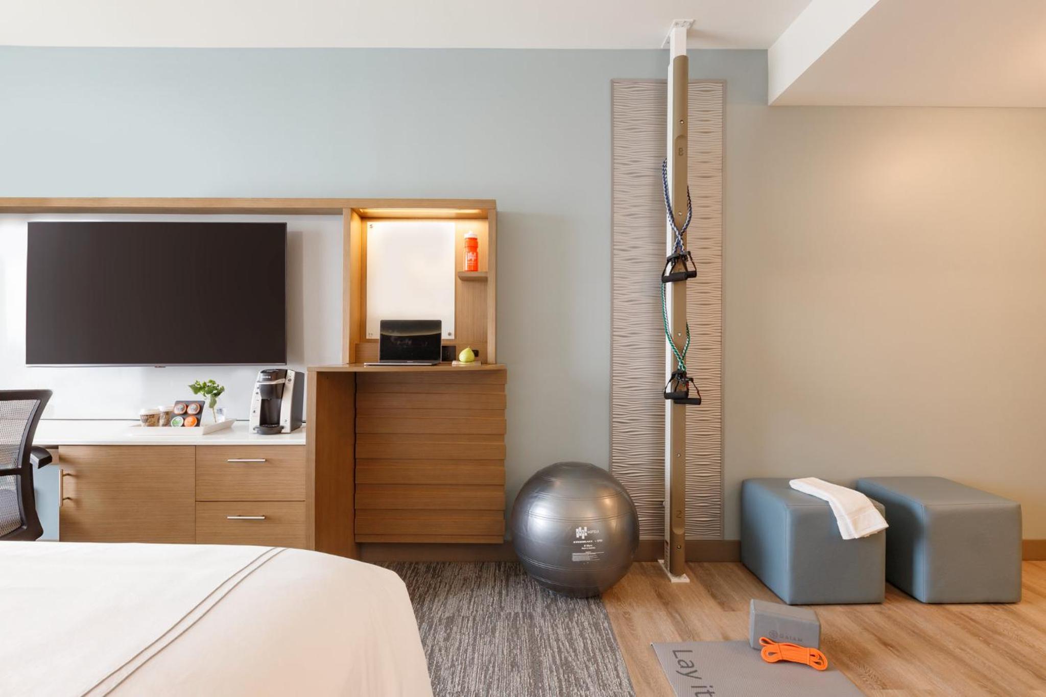 Standard King Room - Photo 9