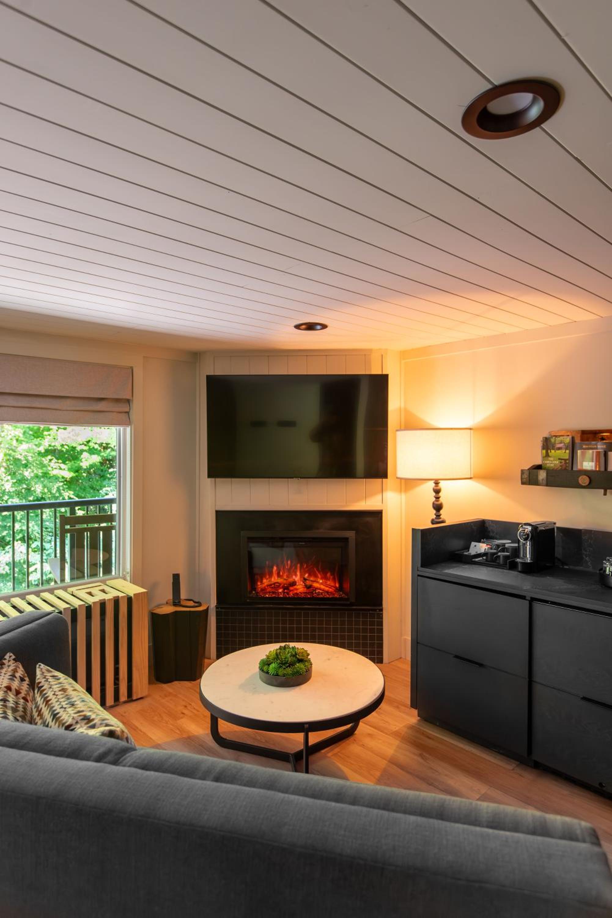 Majestic Glen with Fireplace and Soaking Tub - Photo 2