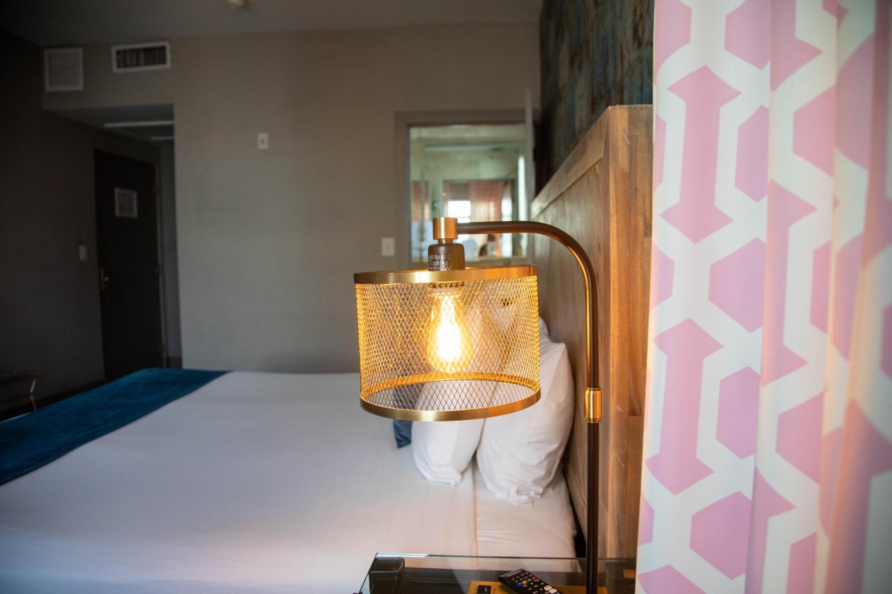 Standard King Room - Photo 9