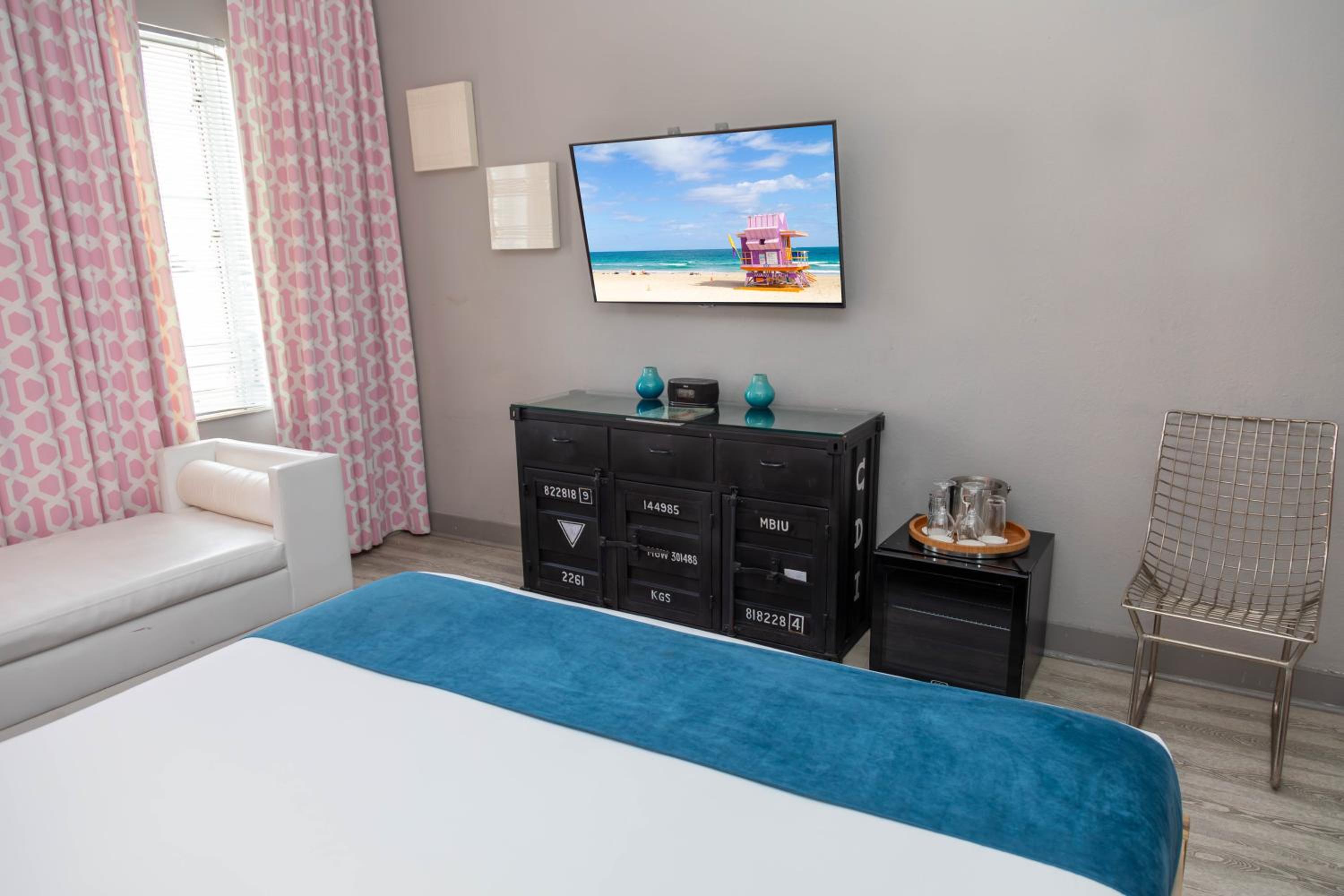 Standard King Room - Photo 7