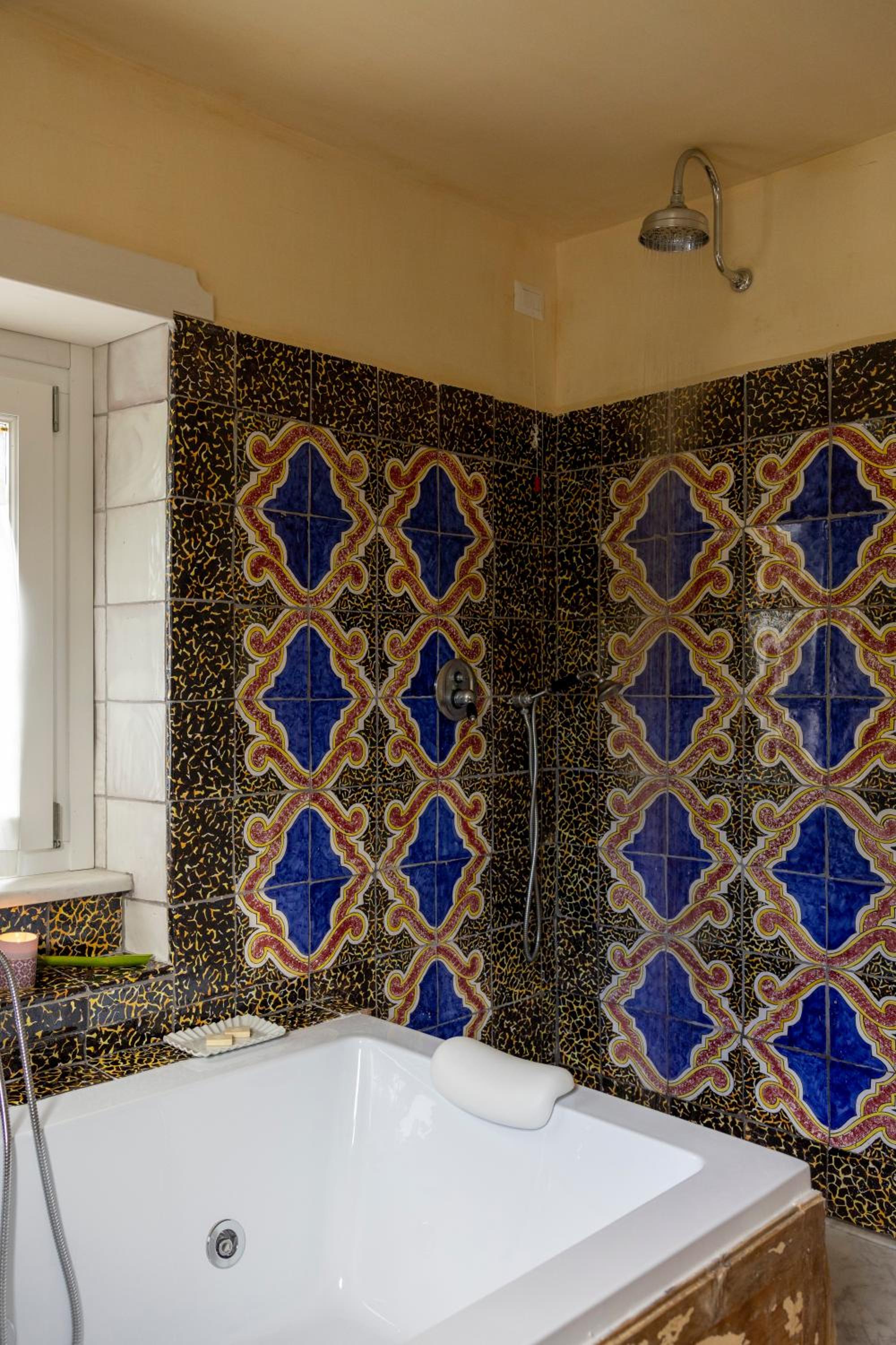 King Suite with Spa Bath - Photo 2