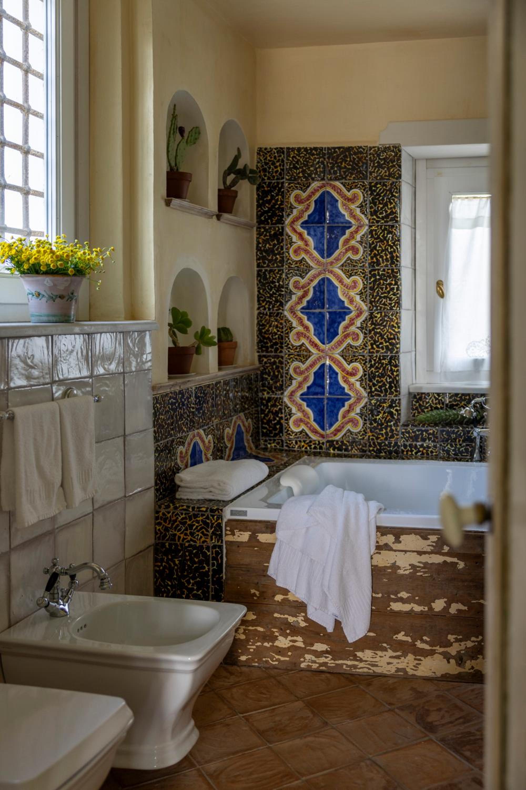 King Suite with Spa Bath - Photo 14