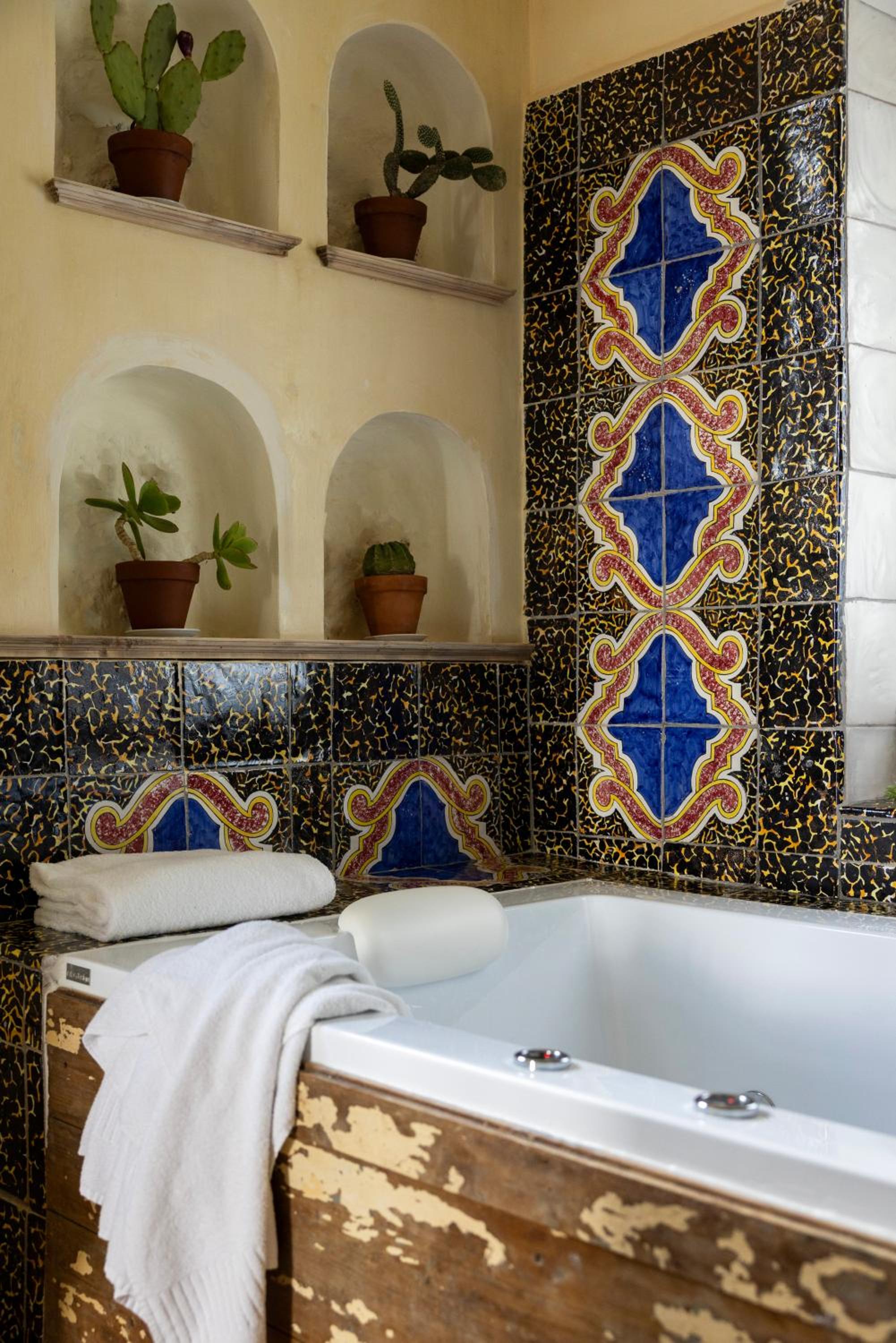 King Suite with Spa Bath - Photo 3