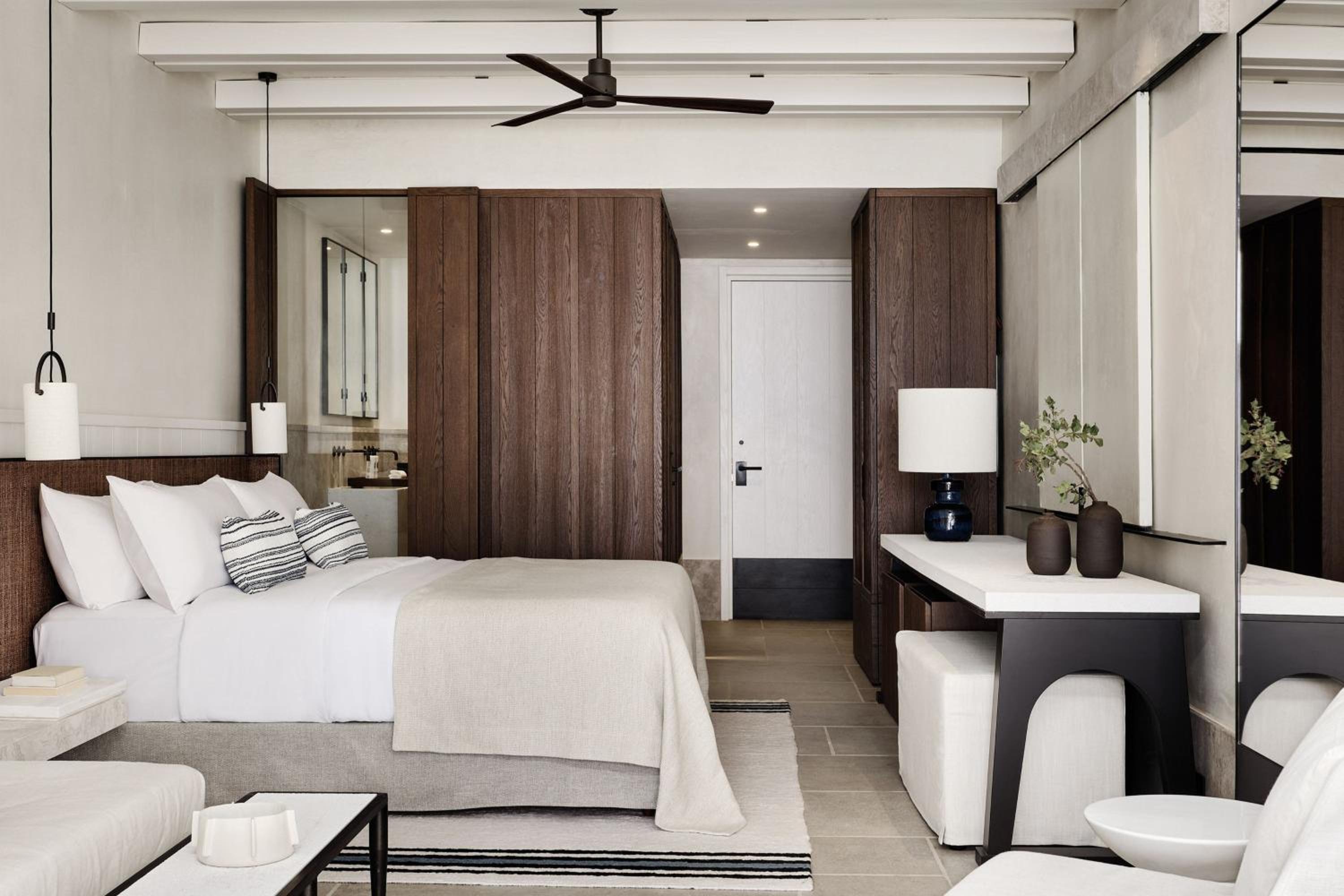 Island Adjoining Suites Sharing Pool