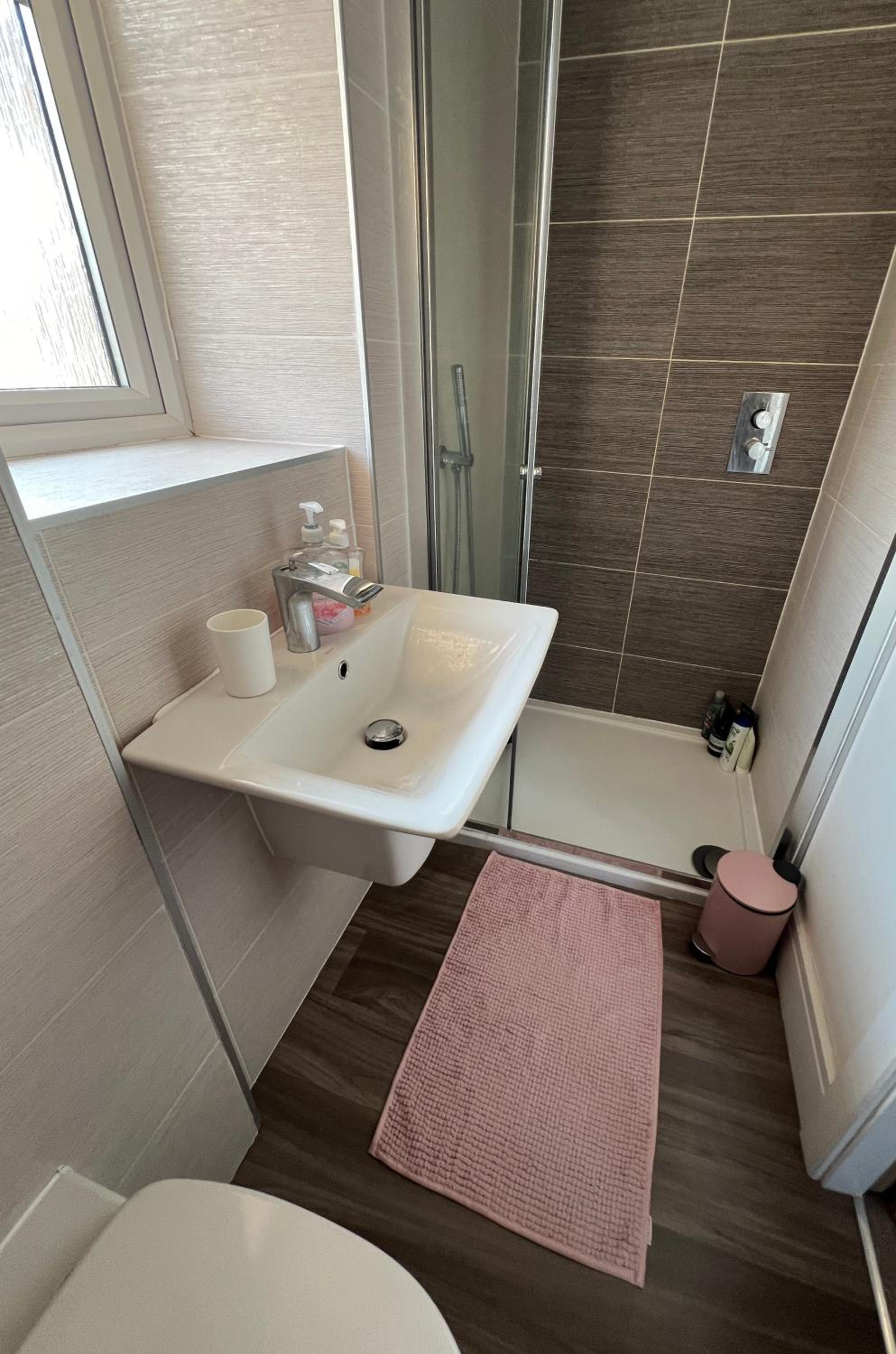 Family Room with Private Bathroom photo 3