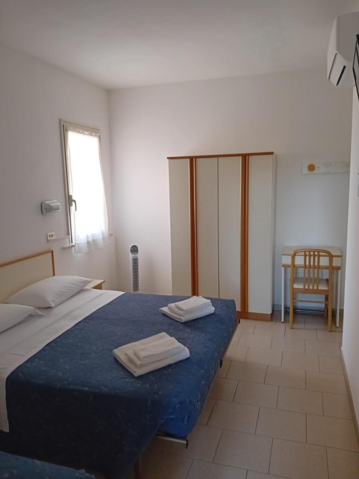 Economy Triple Room photo 3