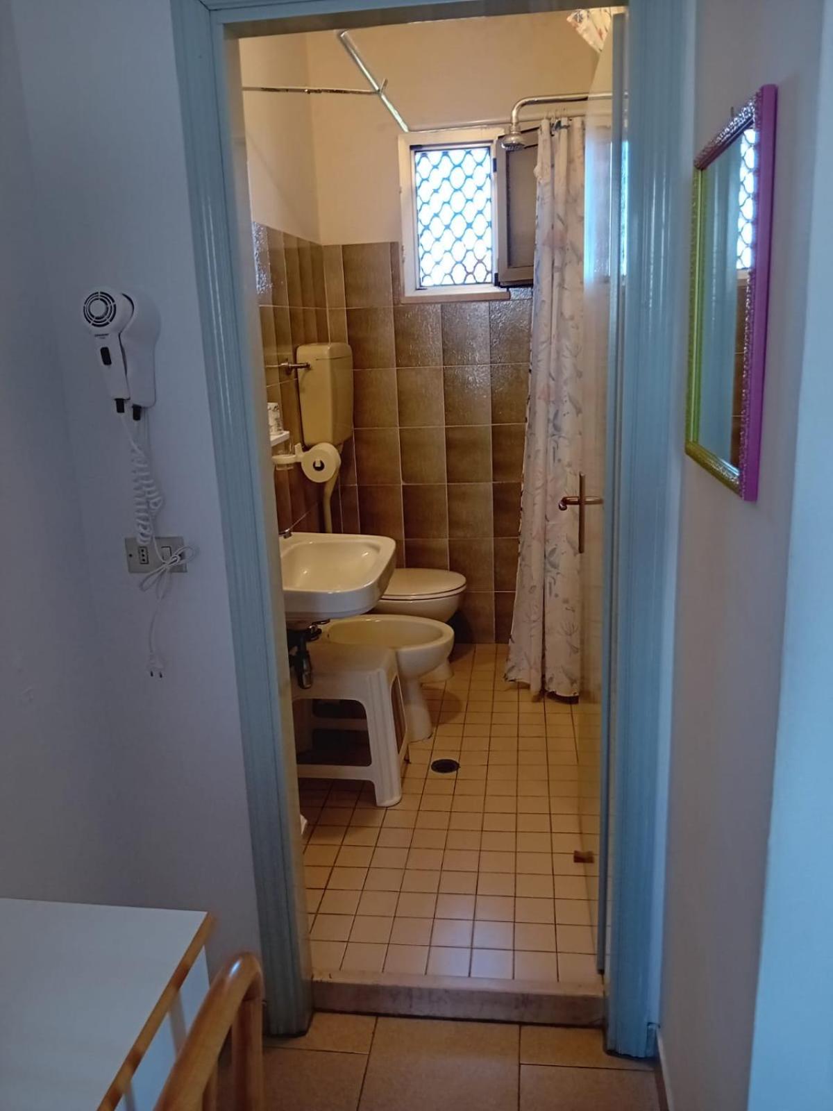Economy Triple Room photo 2