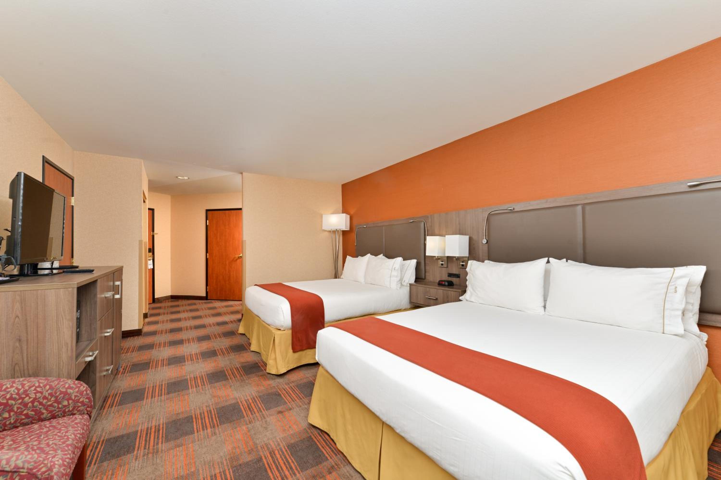 Standard Queen Room with Two Queen Beds and Balcony - Photo 3