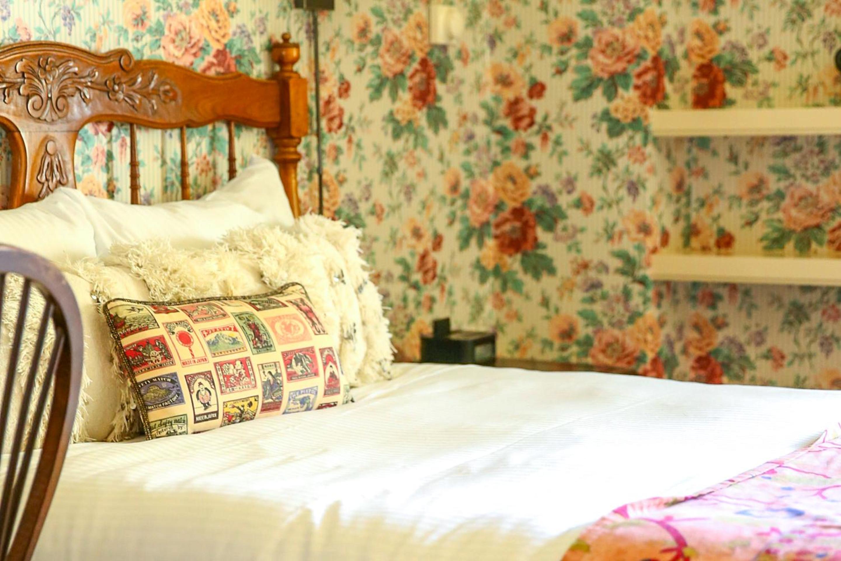 Queen Room with Fireplace - Photo 1