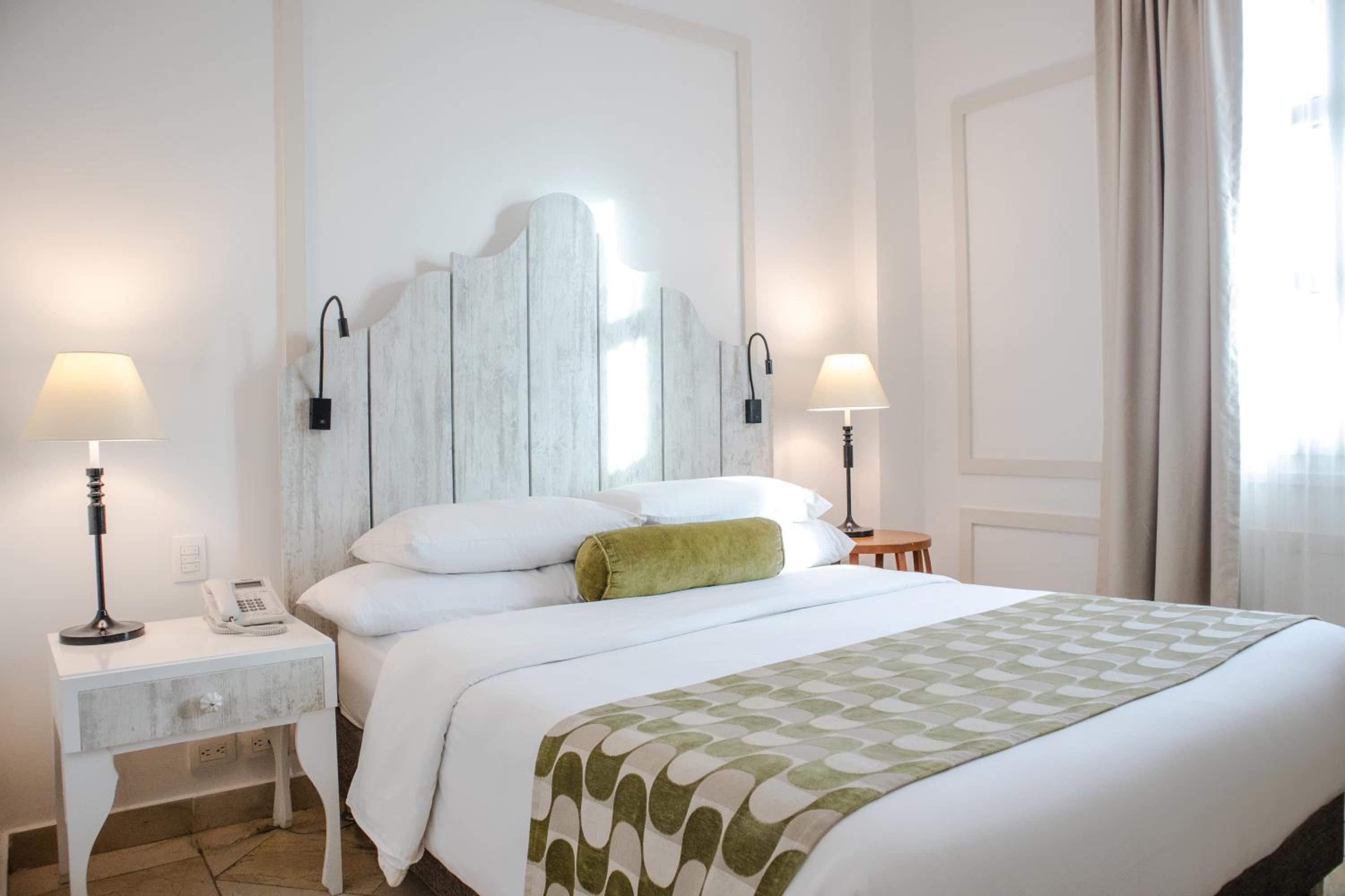 1 Queen Bed