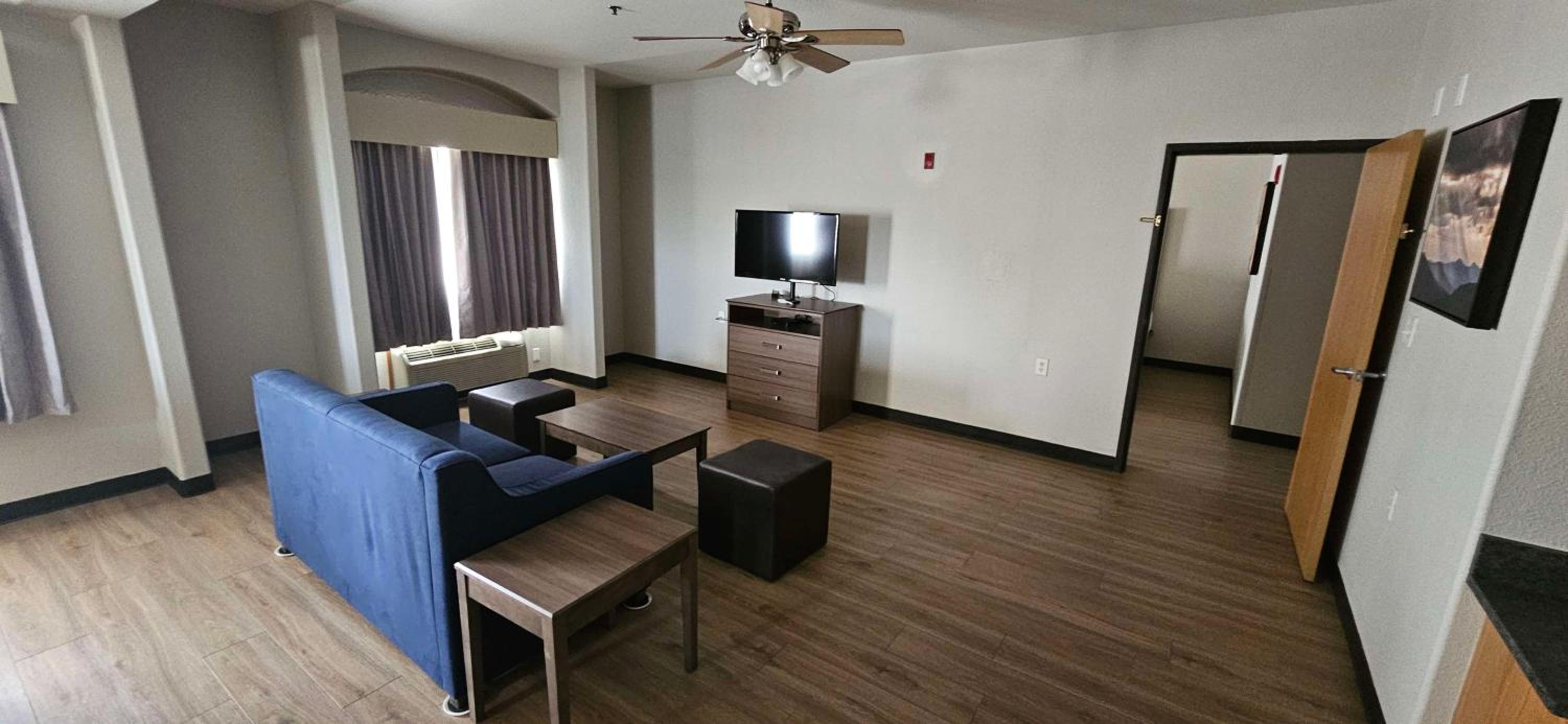 One-Bedroom Queen Suite with Two Queen Beds, Living Area and Walk-In Shower - Non-Smoking photo 3