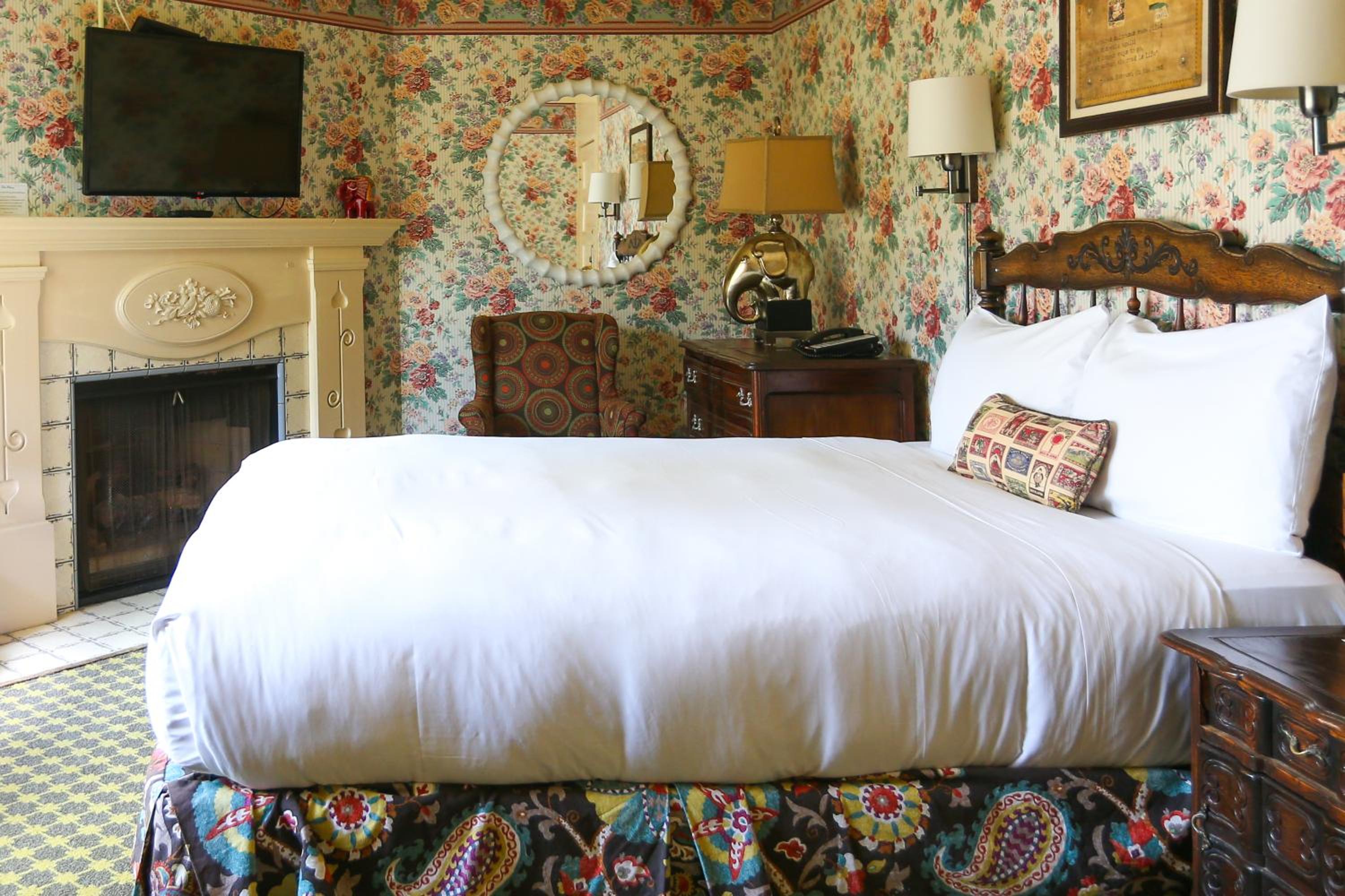 Queen Room with Fireplace - Photo 3