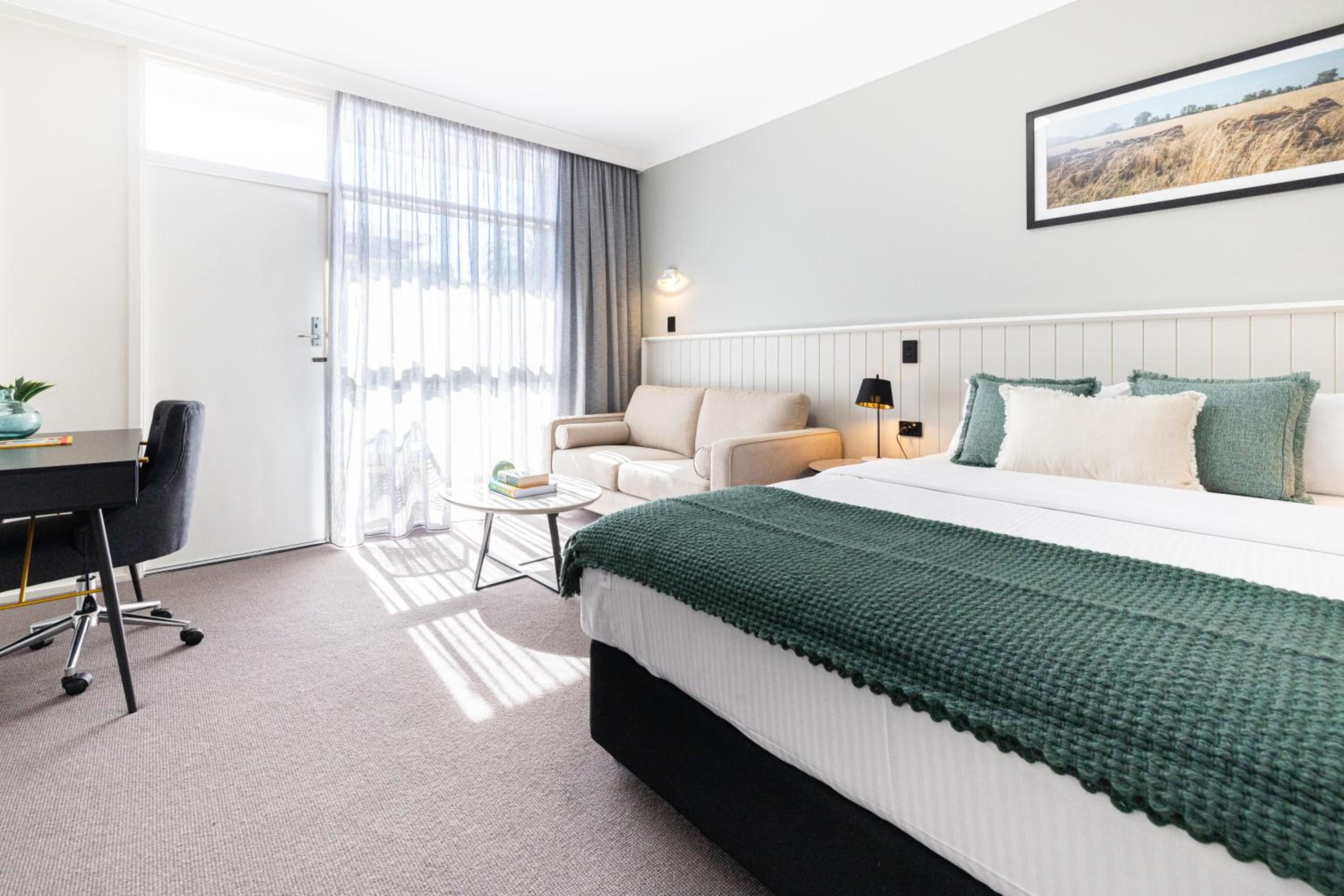 Queen Room with Pool View - Renovated - Photo 1