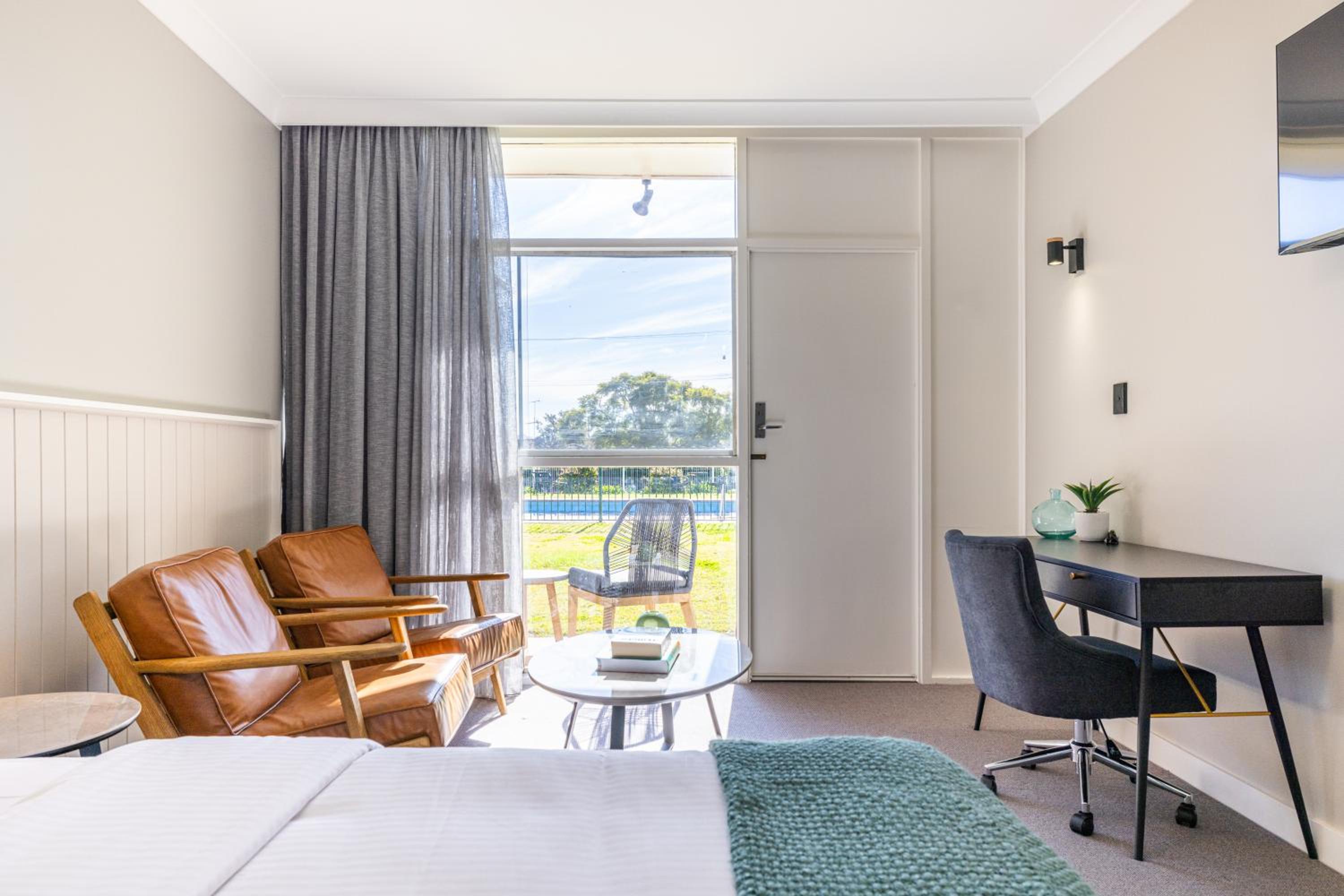 Queen Room with Pool View - Renovated - Photo 6