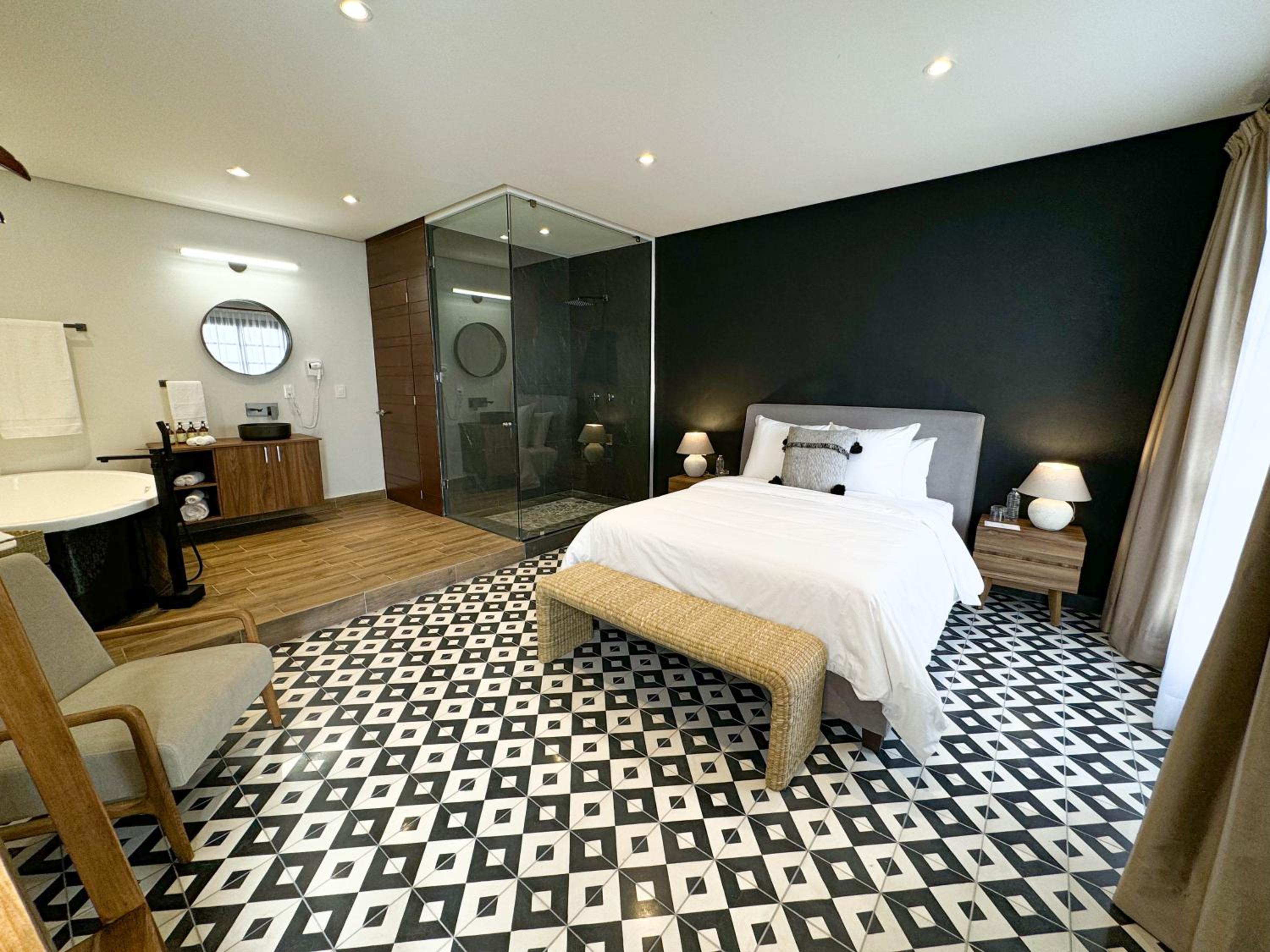 Deluxe Suite with Spa Bath photo 3