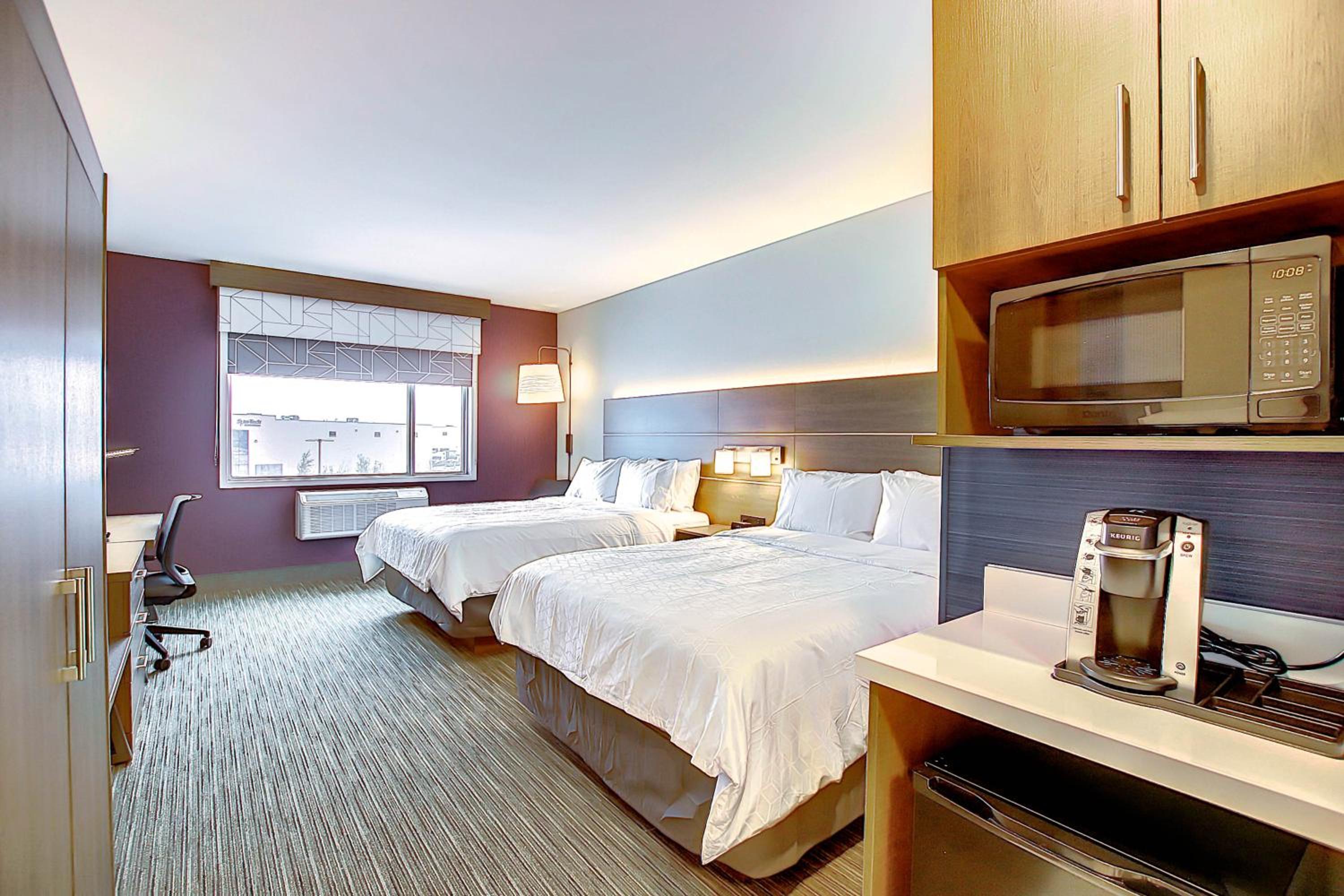 Standard Room with Two Queen Beds - Photo 5