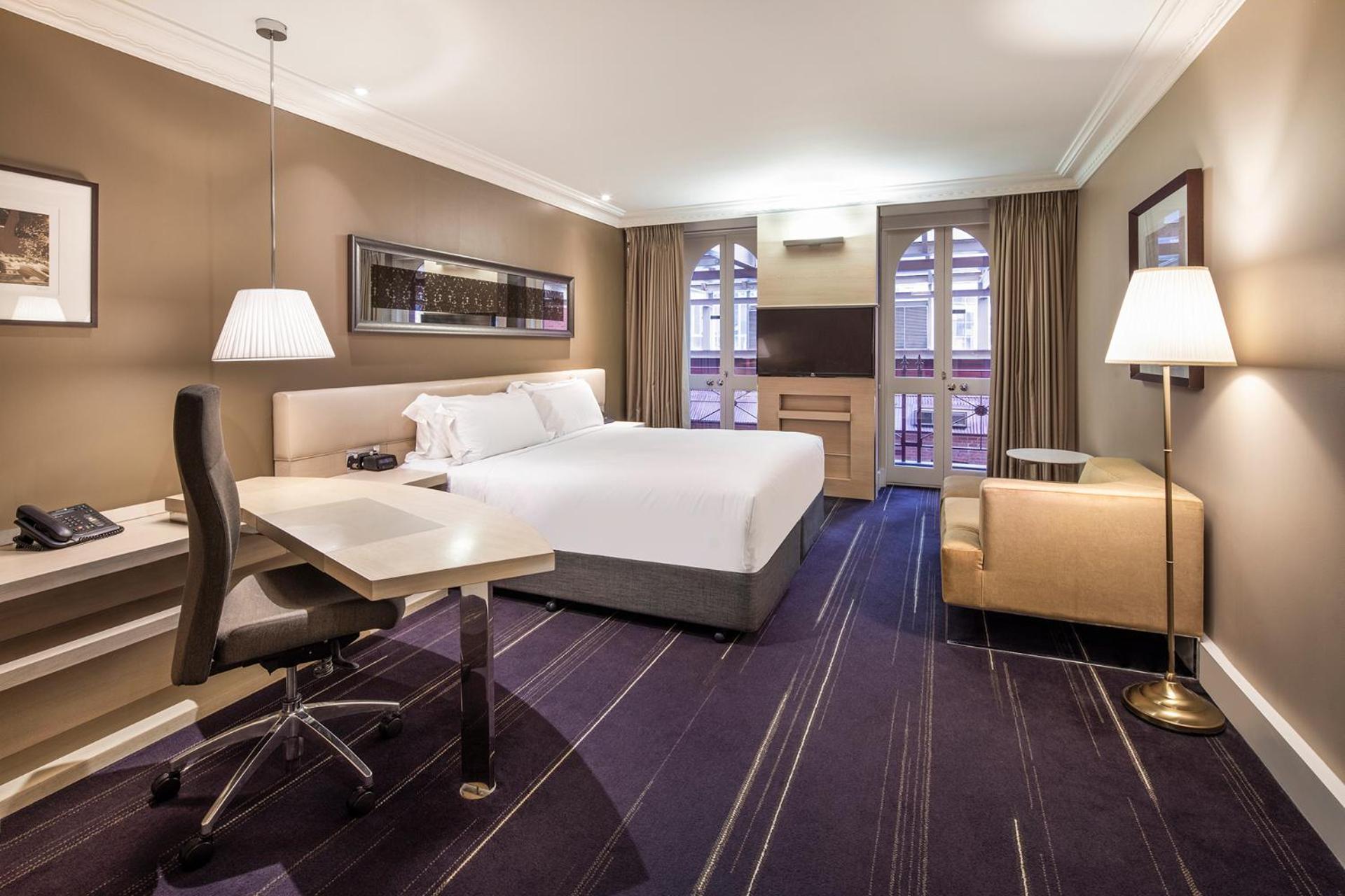 Classic Family Room with One King and Two Double Beds thumbnail 5