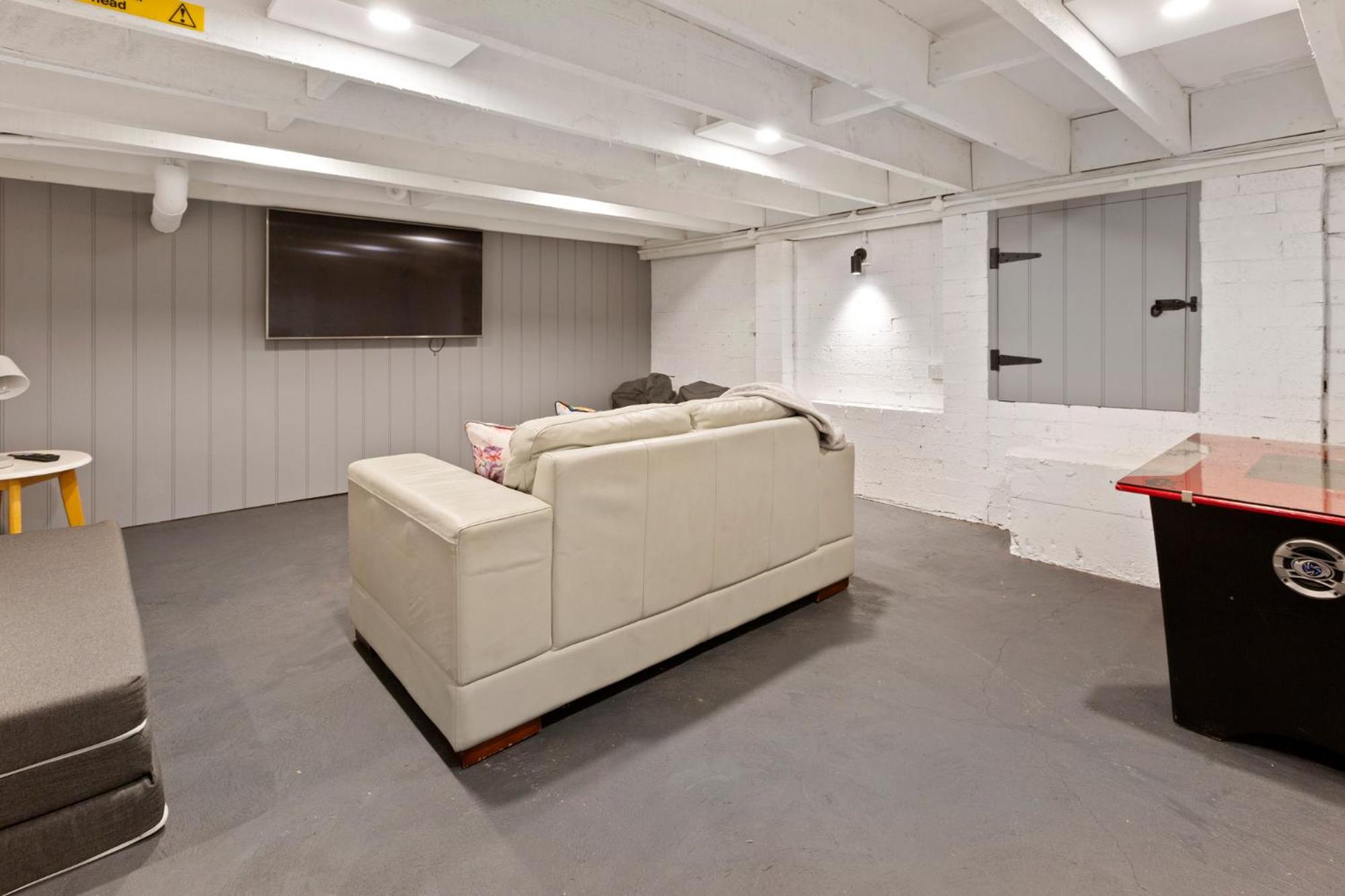 Five-Bedroom House photo 1