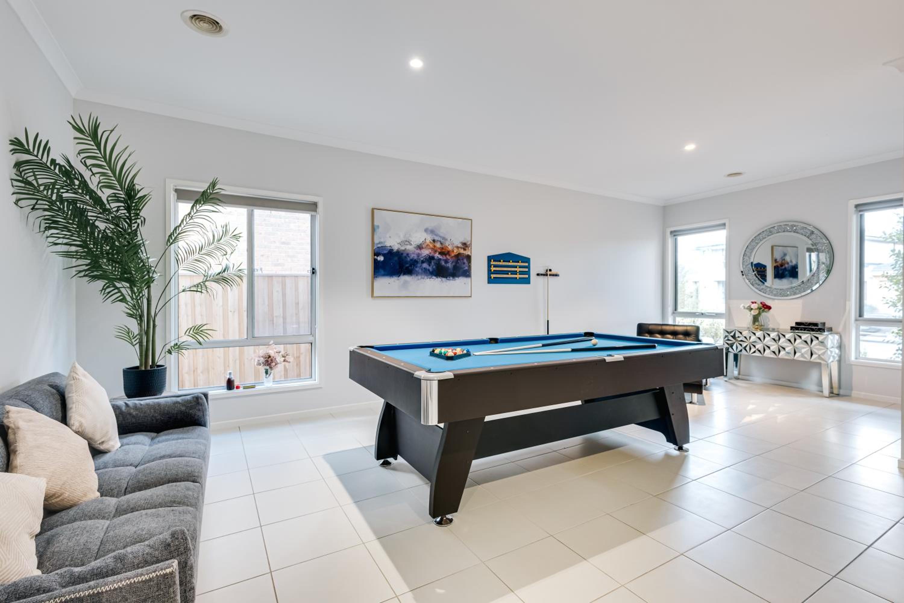 Six-Bedroom House photo 3