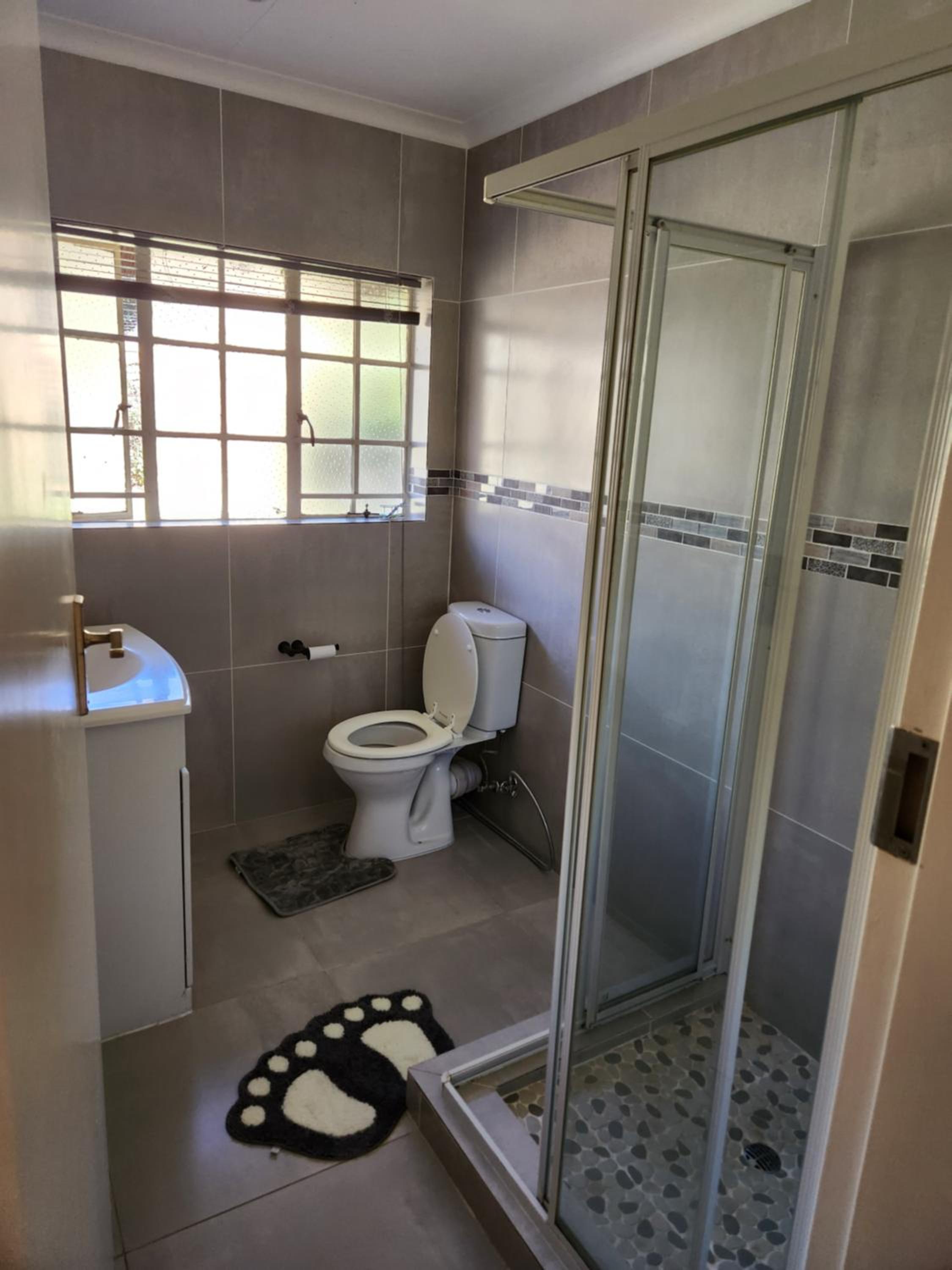 Double Room with Shared Bathroom photo 3