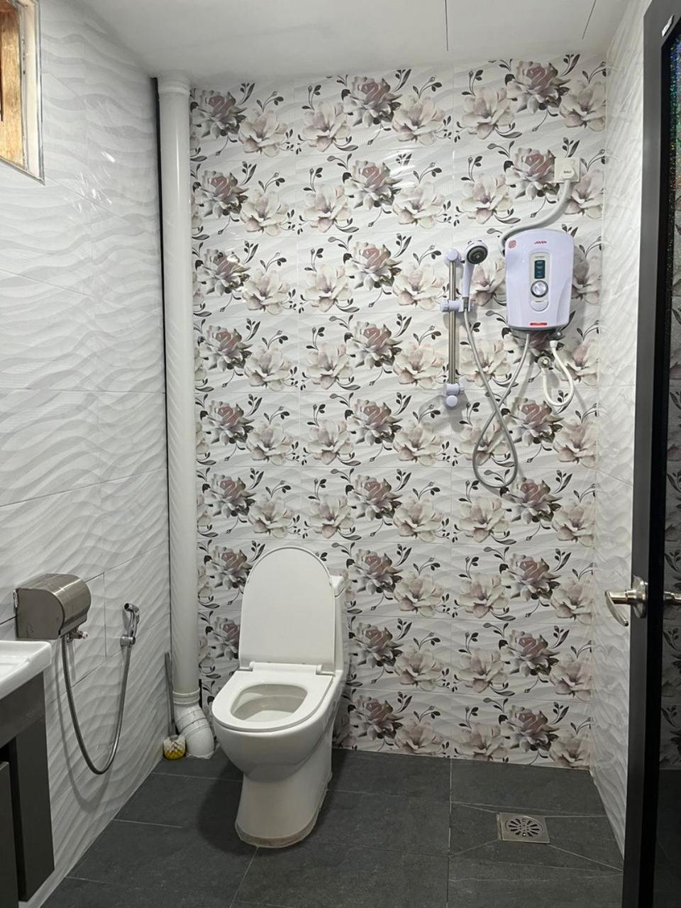 Quadruple Room with Private Bathroom photo 3
