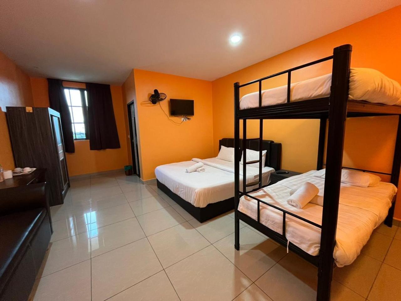 Quadruple Room with Private Bathroom photo 1