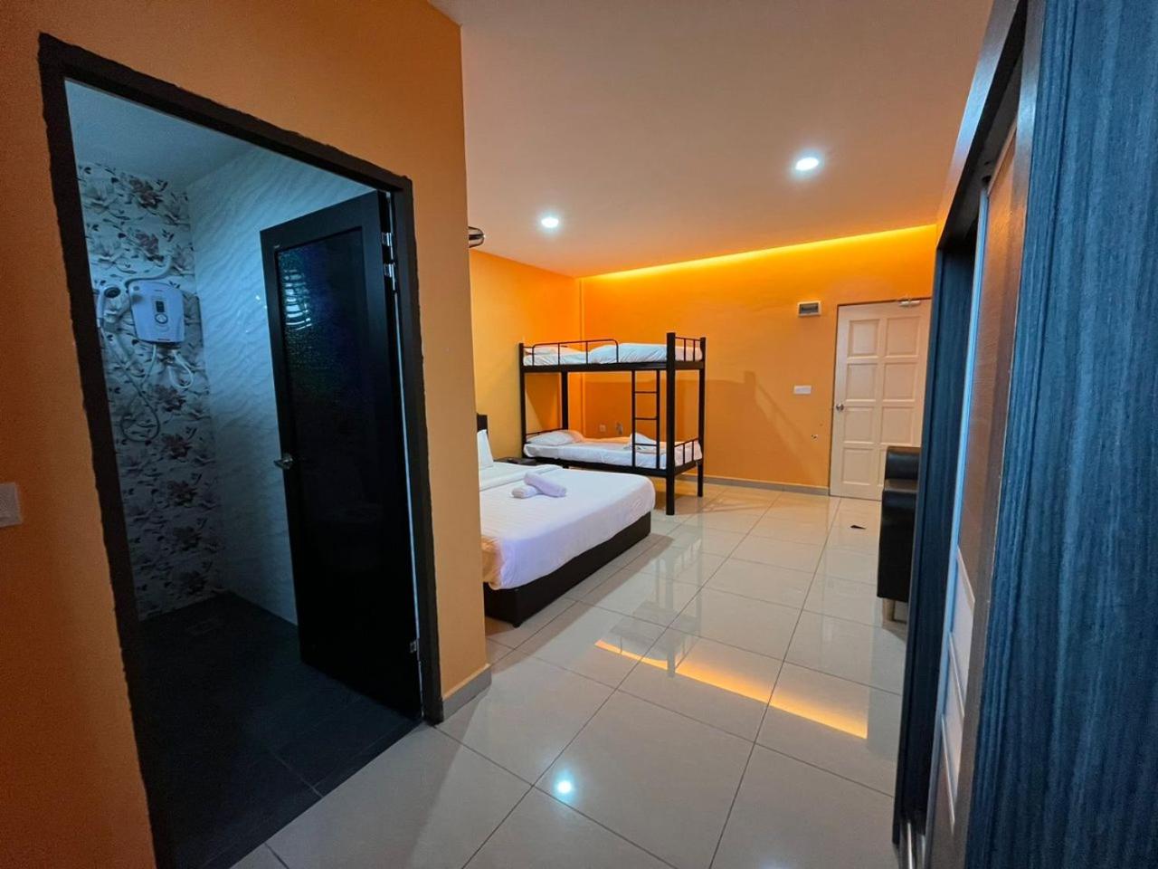 Quadruple Room with Private Bathroom photo 2