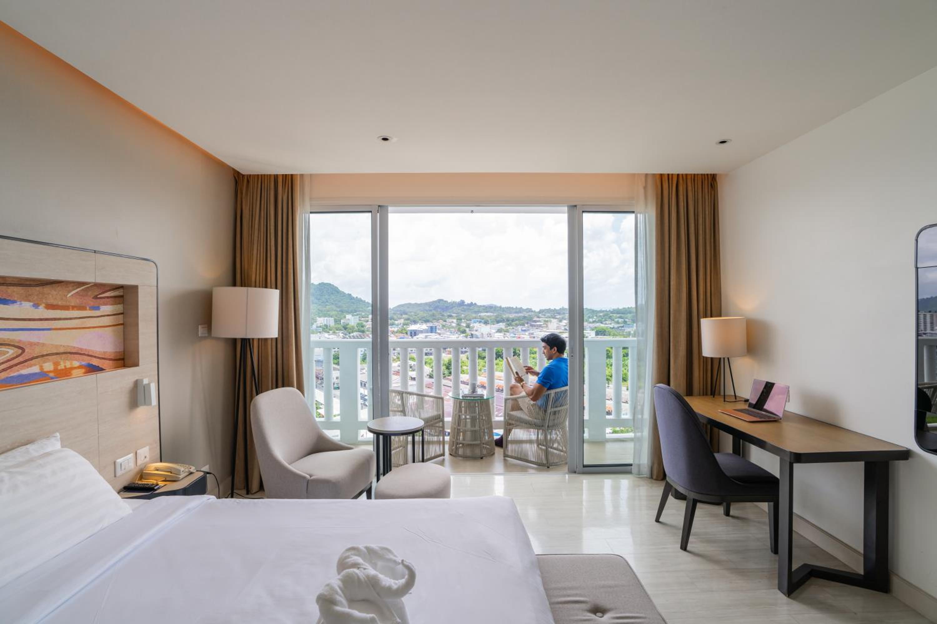 Deluxe King Room with Balcony photo 2