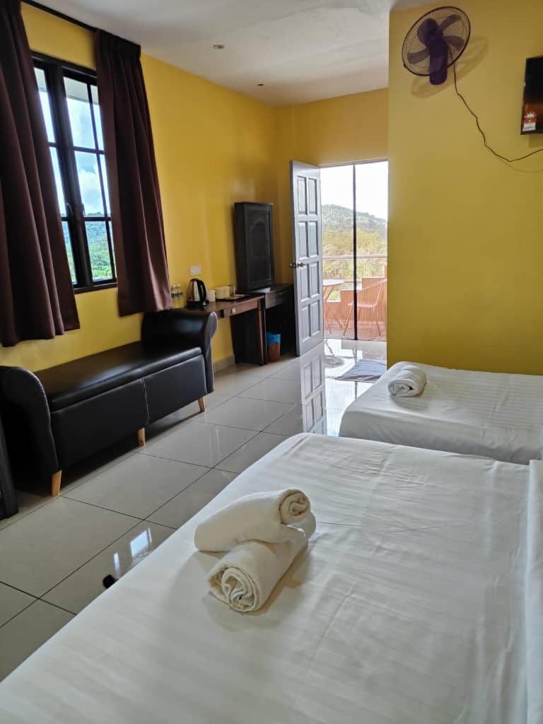 Quadruple Room with Mountain View photo 1