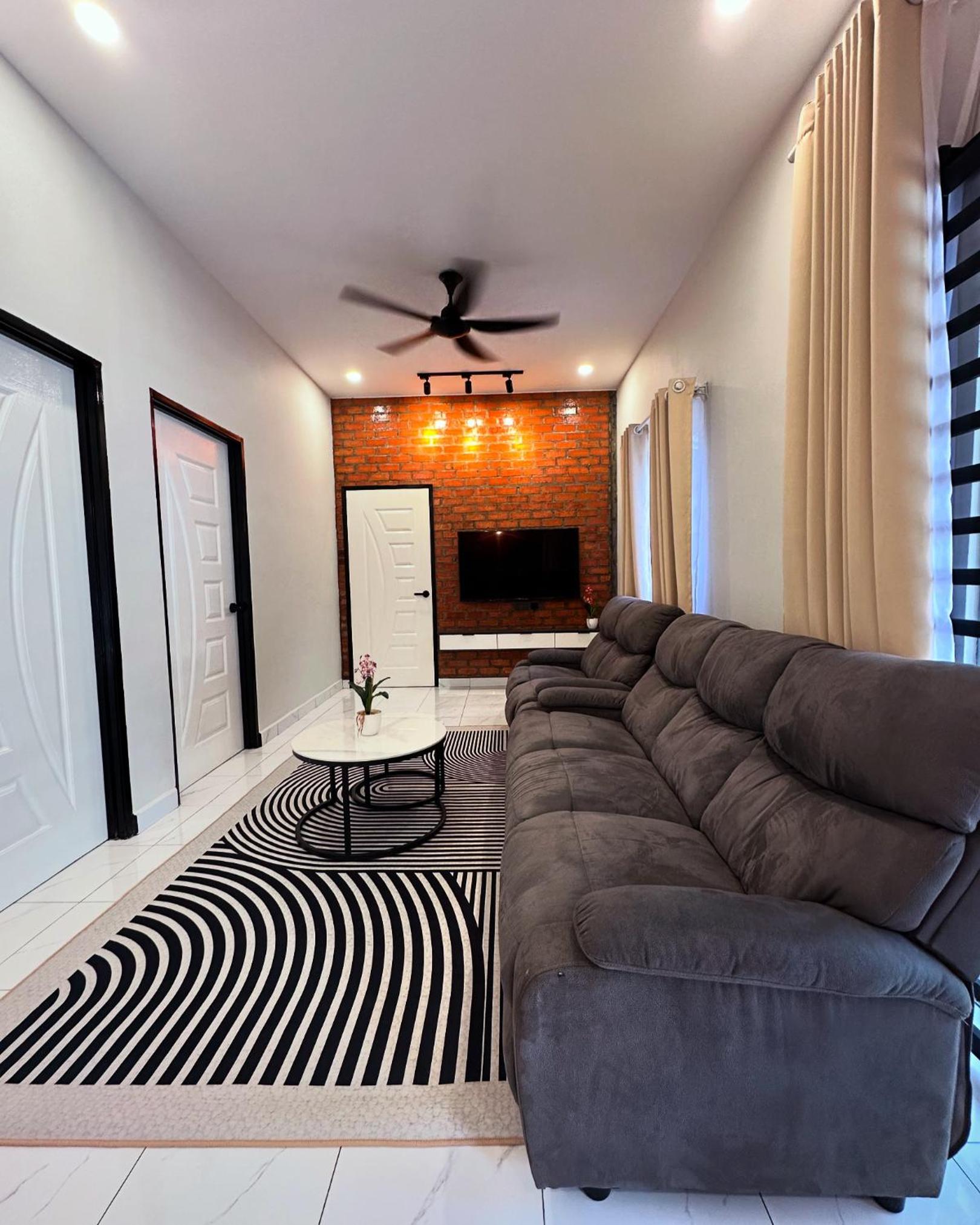 Five-Bedroom House photo 1