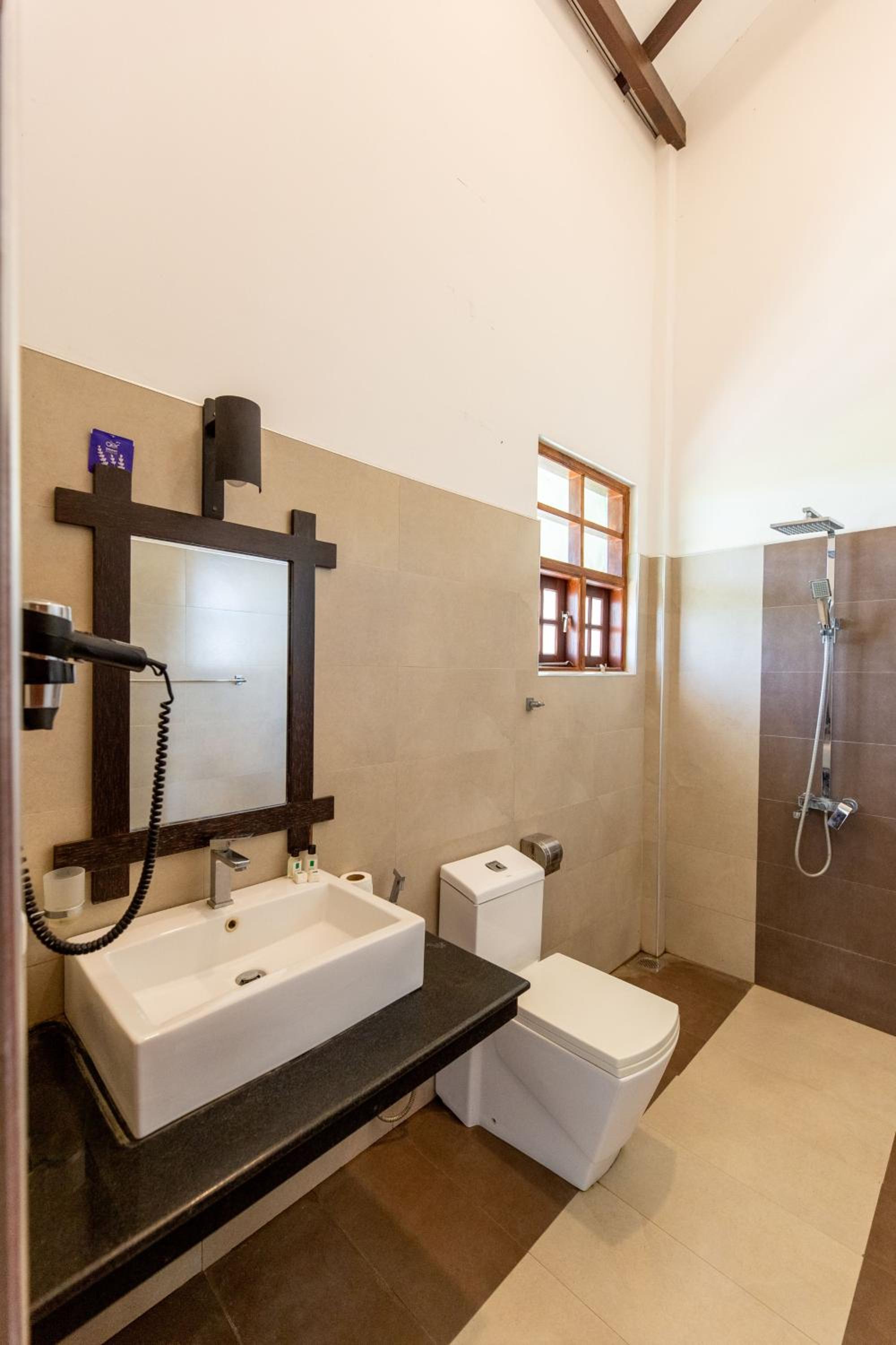 Double Room with Lake View - Photo 5