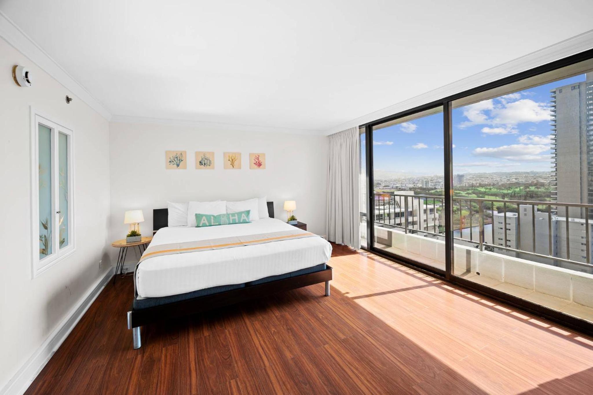 Honu Hale Penthouse 2 BDR Ocean View Waikiki: Two-Bedroom Apartment photo