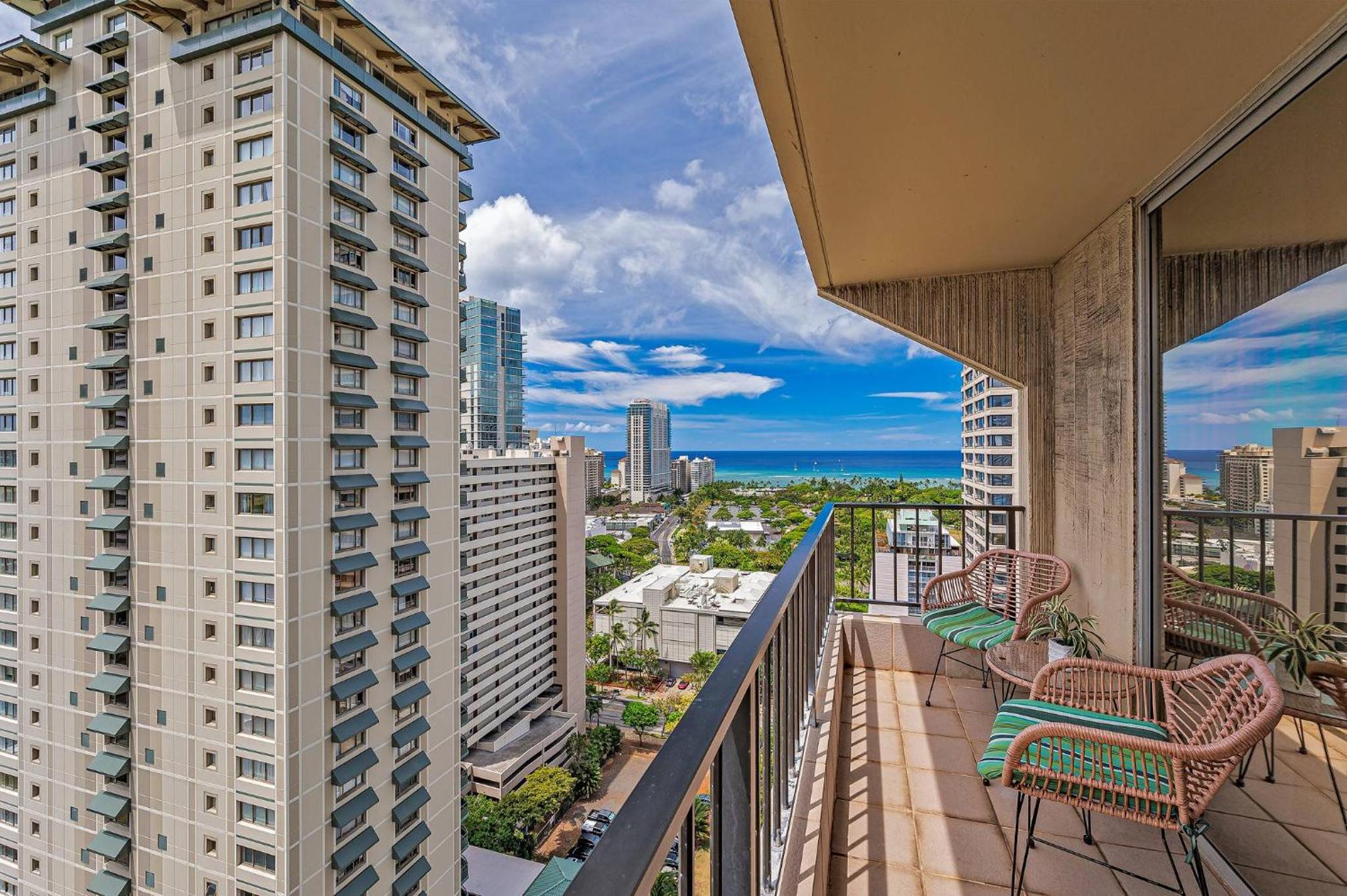 Honu Hale Penthouse 2 BDR Ocean View Waikiki: Two-Bedroom Apartment photo