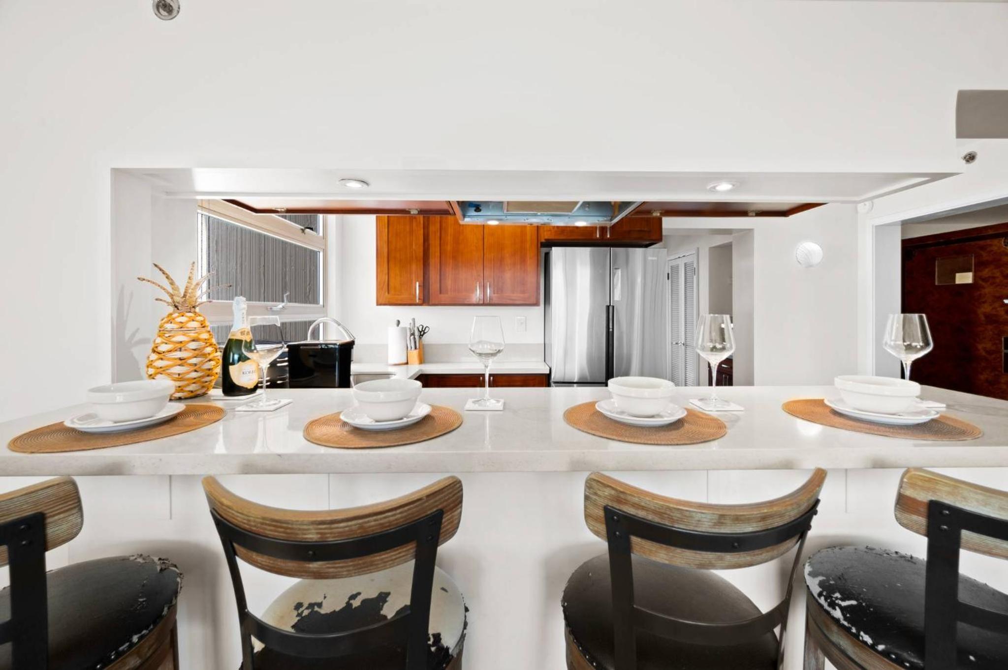 Honu Hale Penthouse 2 BDR Ocean View Waikiki: Two-Bedroom Apartment photo