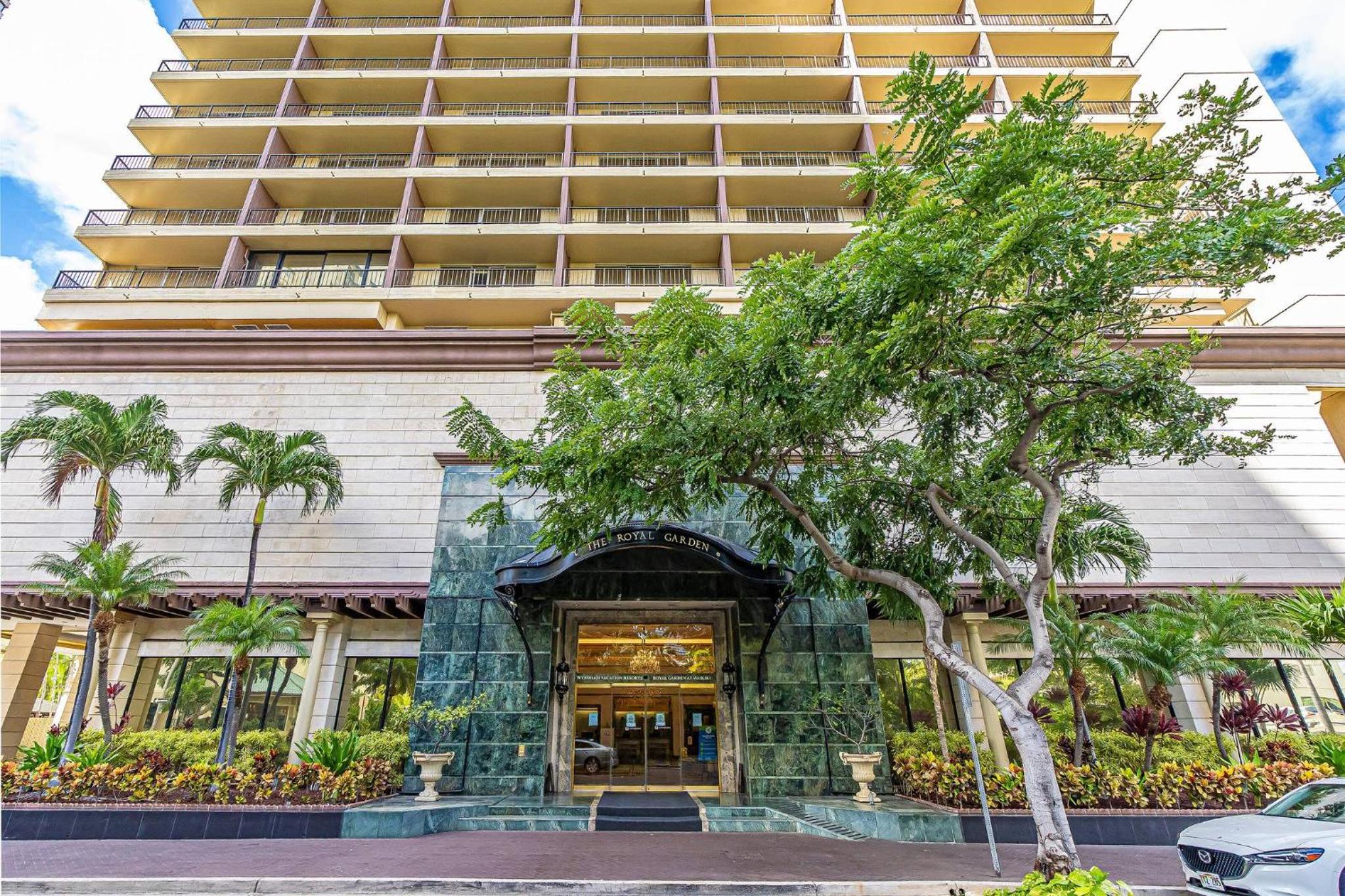 Honu Hale Penthouse 2 BDR Ocean View Waikiki: Two-Bedroom Apartment photo
