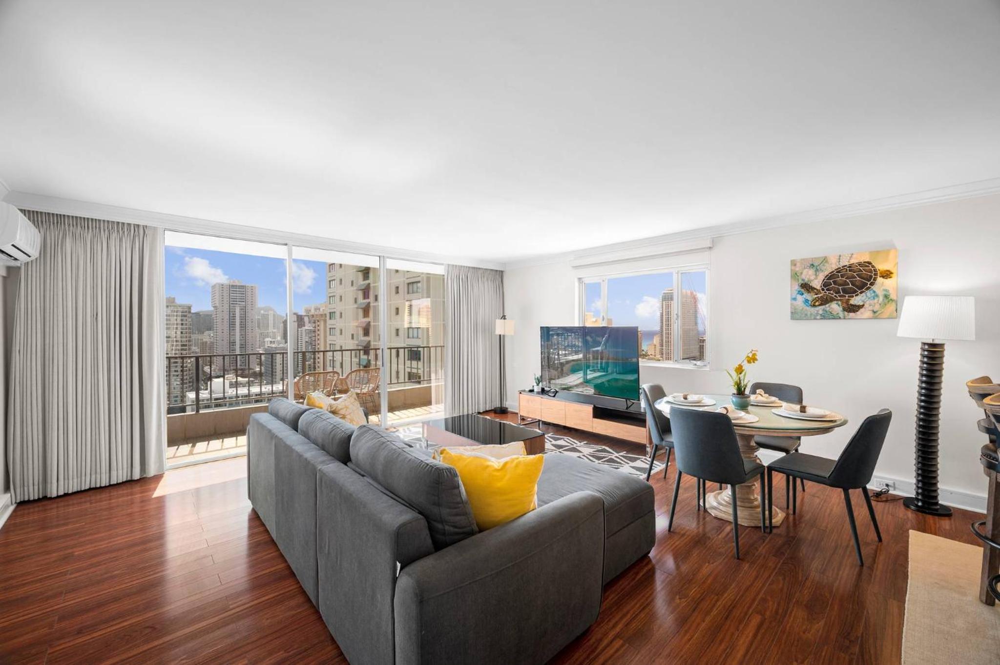 Honu Hale Penthouse 2 BDR Ocean View Waikiki: Two-Bedroom Apartment photo
