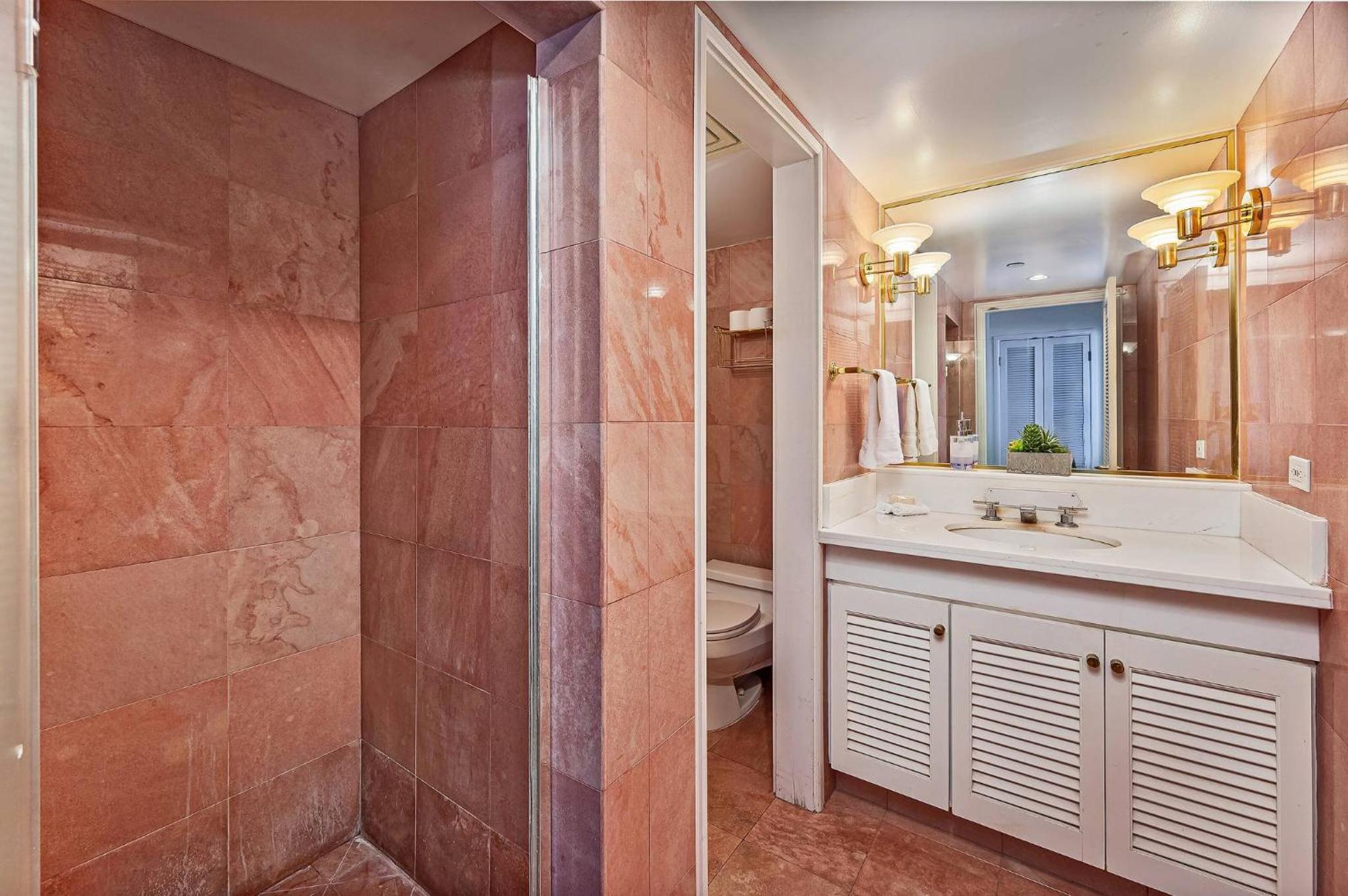 Honu Hale Penthouse 2 BDR Ocean View Waikiki: Two-Bedroom Apartment photo