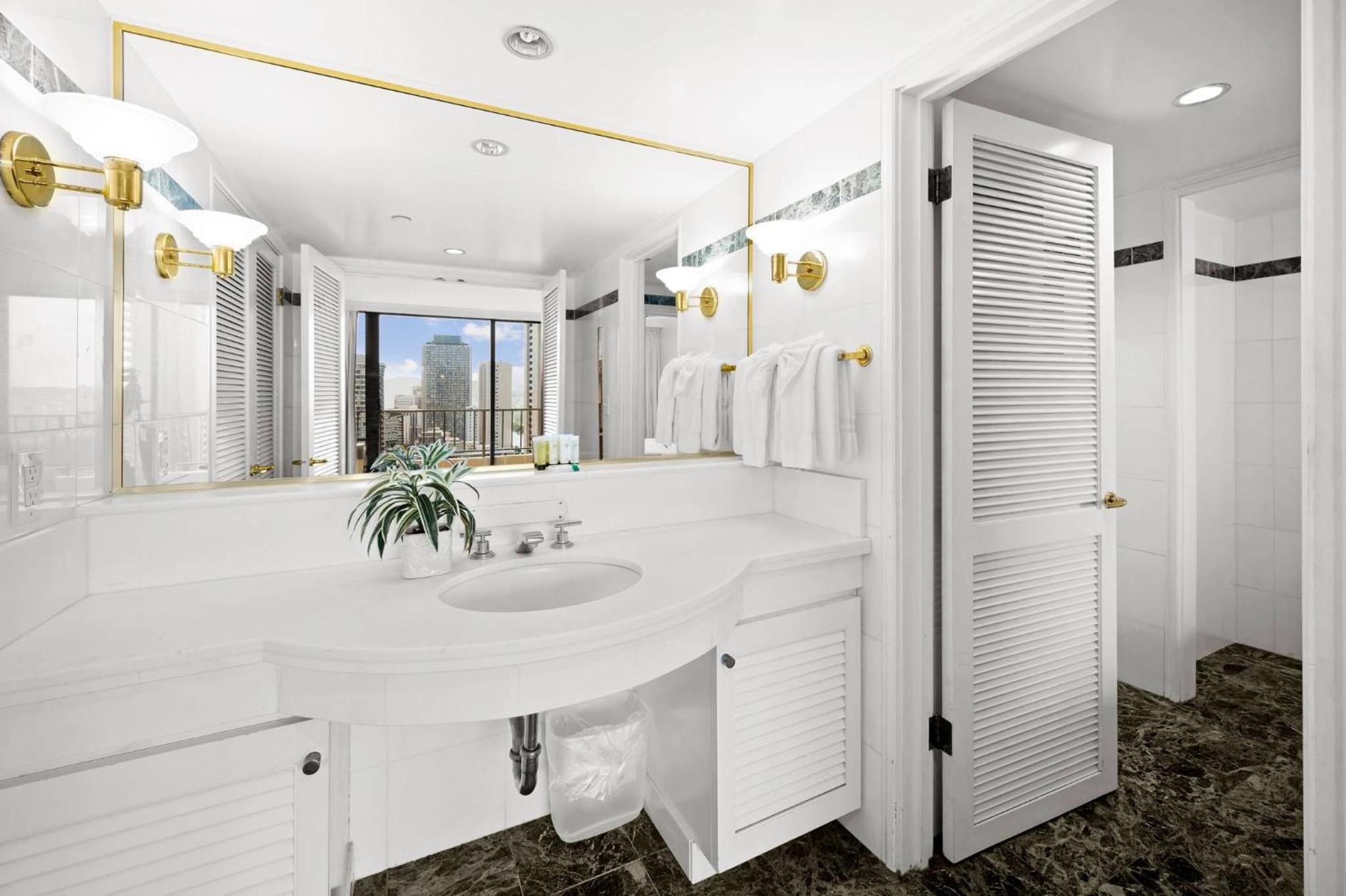 Honu Hale Penthouse 2 BDR Ocean View Waikiki: Two-Bedroom Apartment photo