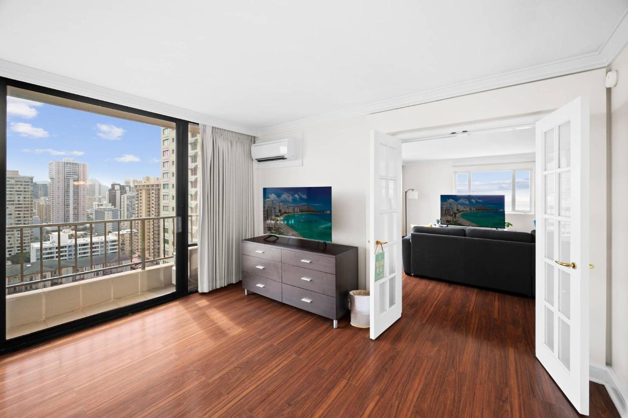 Honu Hale Penthouse 2 BDR Ocean View Waikiki: Two-Bedroom Apartment photo