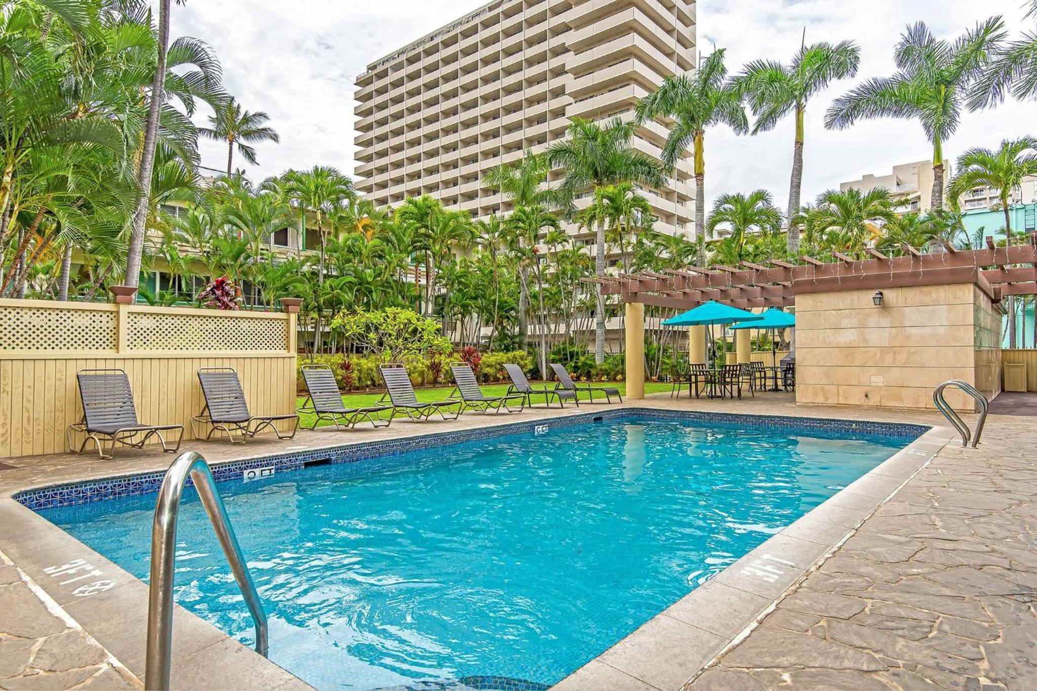 Honu Hale Penthouse 2 BDR Ocean View Waikiki: Two-Bedroom Apartment photo