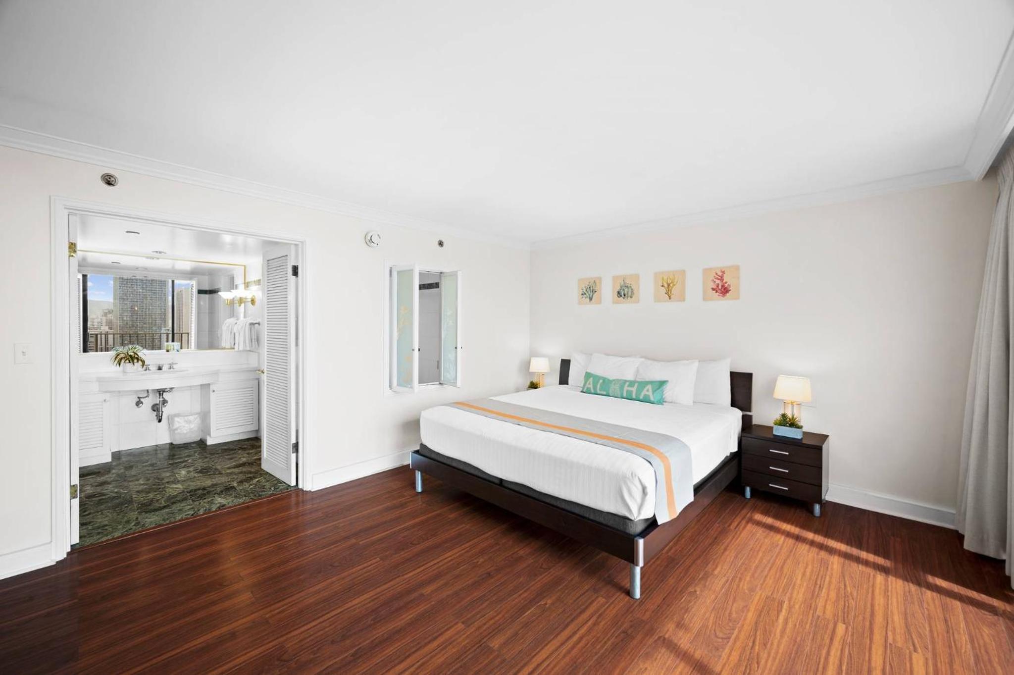 Honu Hale Penthouse 2 BDR Ocean View Waikiki: Two-Bedroom Apartment photo