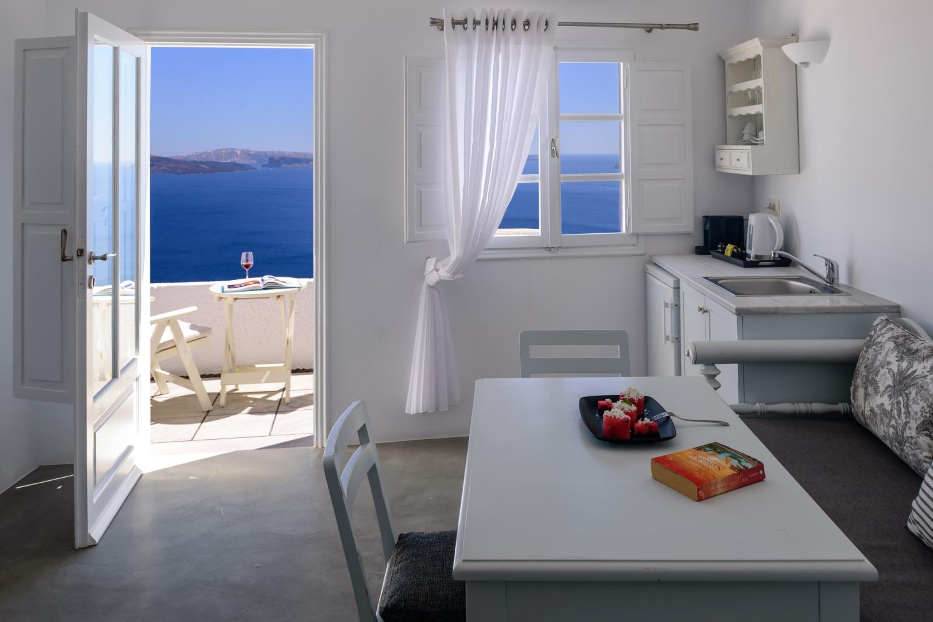 Deluxe Apartment with private Terrace and Caldera View  photo 2